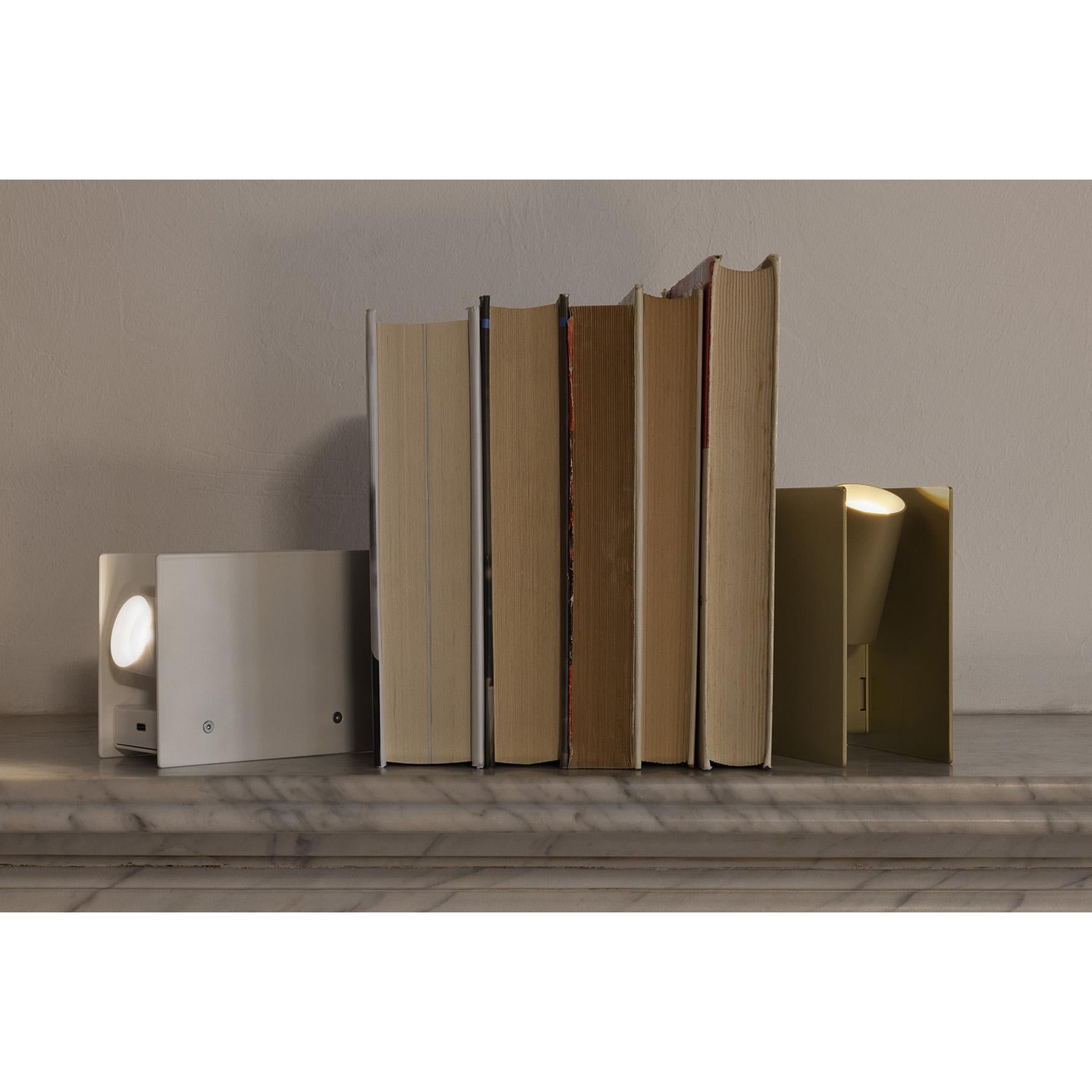 Italiano Lampada da tavolo Nemo Plint Battery Mini LED 3000K in nero di Ilti Luce in vendita