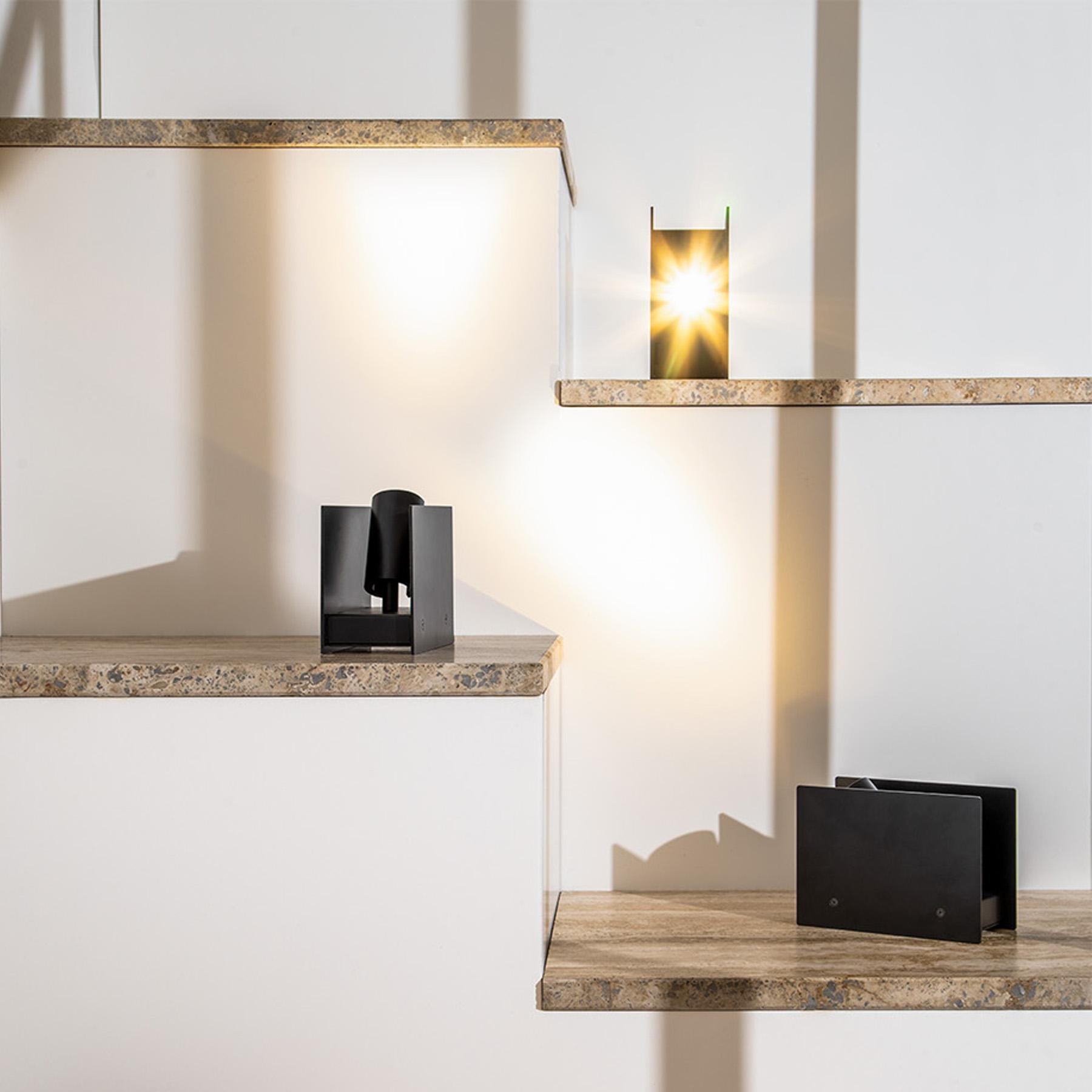 XXI secolo e contemporaneo Lampada da tavolo Nemo Plint Battery Mini LED 3000K in nero di Ilti Luce in vendita