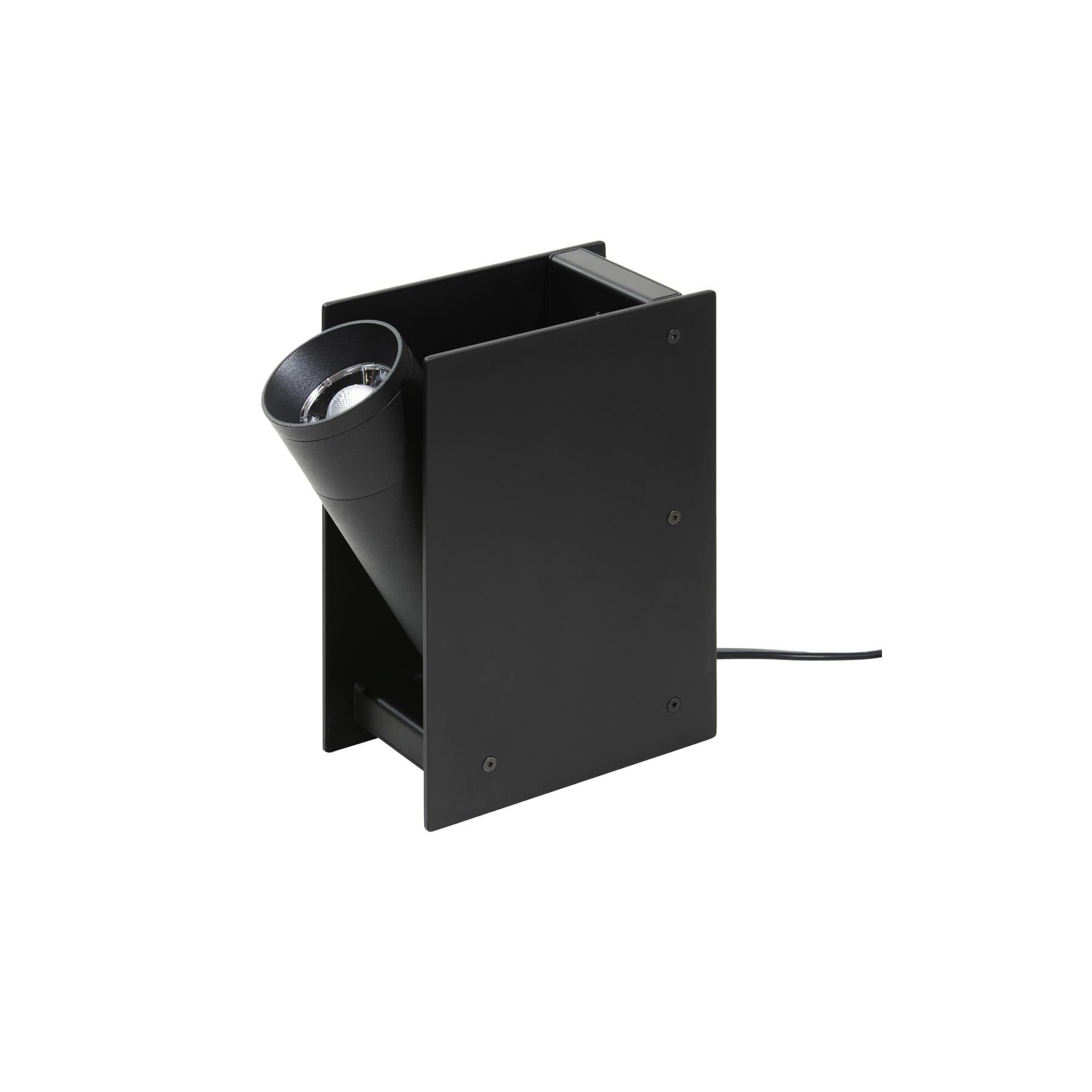 PLINT è uno spot LED che irrompe nel mondo dell'illuminazione d'accento, sfidando le nozioni dei faretti convenzionali grazie alla sua flessibilità di installazione e all'eccellente qualità della luce. Il design integrato dello spot ad alte