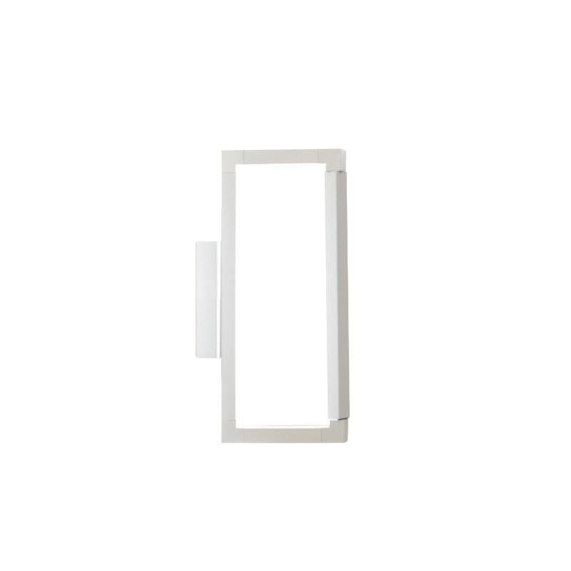 Lámpara de pared/techo basada en una estructura de aluminio extruido y tubular, unida con juntas de polímero moldeado, con acabado pintado en blanco o negro. Gracias a las articulaciones, que permiten a los perfiles alojar fuentes LED, se puede