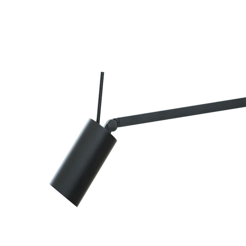 SWAN ist eine dimmbare LED-Wandleuchte für direkte Beleuchtung. Struktur aus mattschwarz lackiertem Aluminium. Armdrehung von 40° vertikal,
von einem ledernen Gegengewicht gehalten und horizontal um 180° gedreht. Der ausrichtbare zylindrische Kopf