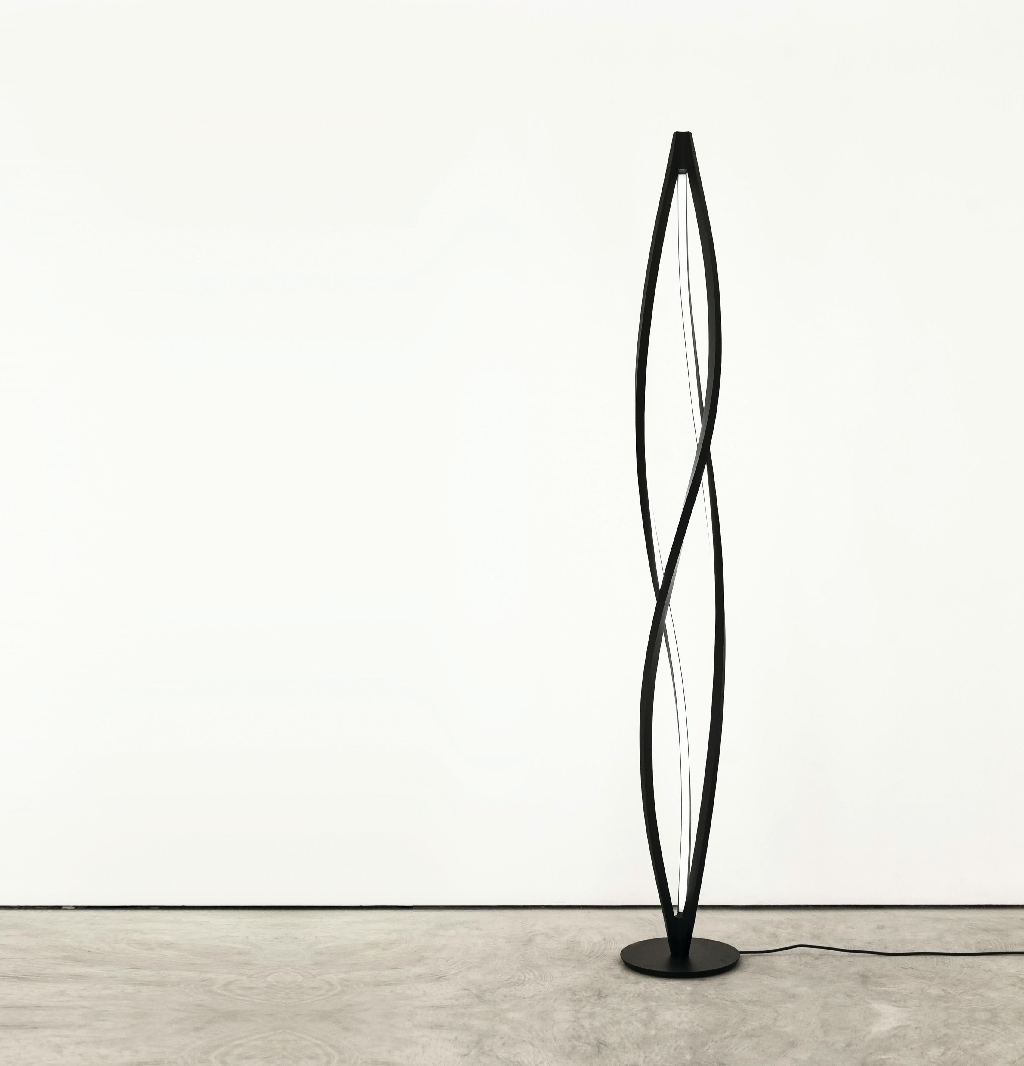Lampada da terra per un'illuminazione LED calda e diffusa. La struttura è realizzata attraverso una tecnologia di torsione e disallineamento della barra di alluminio estruso, espressamente studiata da Nemo. Permette un'emissione di LED a 360°. Le