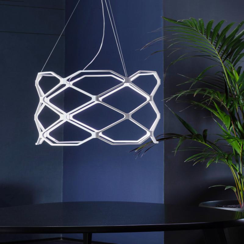 LED-Hängeleuchte, bestehend aus drei identischen, spritzgegossenen Modulen aus thermoplastischem Polymer und ausgestattet mit Schnellkupplungen für eine praktische und schnelle Montage. Zarte Silhouette, erhältlich in mattweißer oder schwarzer