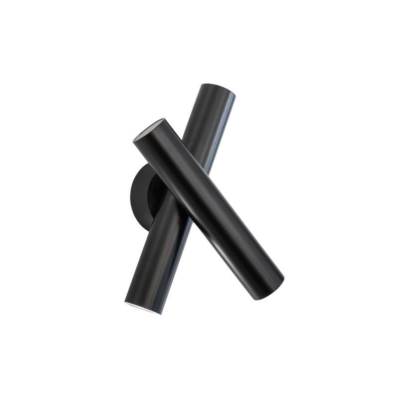 Lámpara de pared de aluminio extruido con elemento tubular. Giratorio y regulable y disponible con regulador de intensidad pulsador instalado directamente en la lámpara. Disponible en diferentes versiones de color, todo de un color o con dos colores