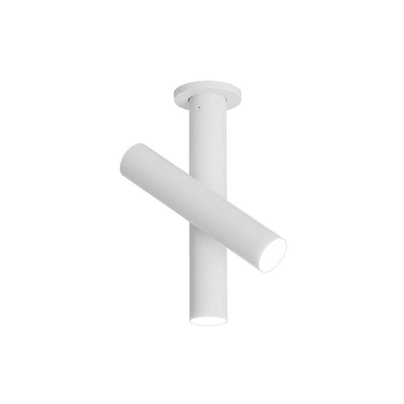 La última incorporación a la colección TUBOS, compuesta por elementos tubulares de aluminio extruido. Una versión de techo más compacta y potente, con dos tubos verticales, uno fijo al techo y otro giratorio como un brazo y ajustable a las
