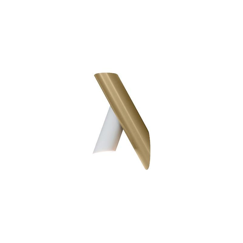 Lámpara de pared de aluminio extruido con elemento tubular. Giratorio y ajustable. Disponible en diferentes versiones de color, todo de un color o con dos colores a juego. Difusores de plexiglás opalino


Más información:
Material: Aluminio 
Color y
