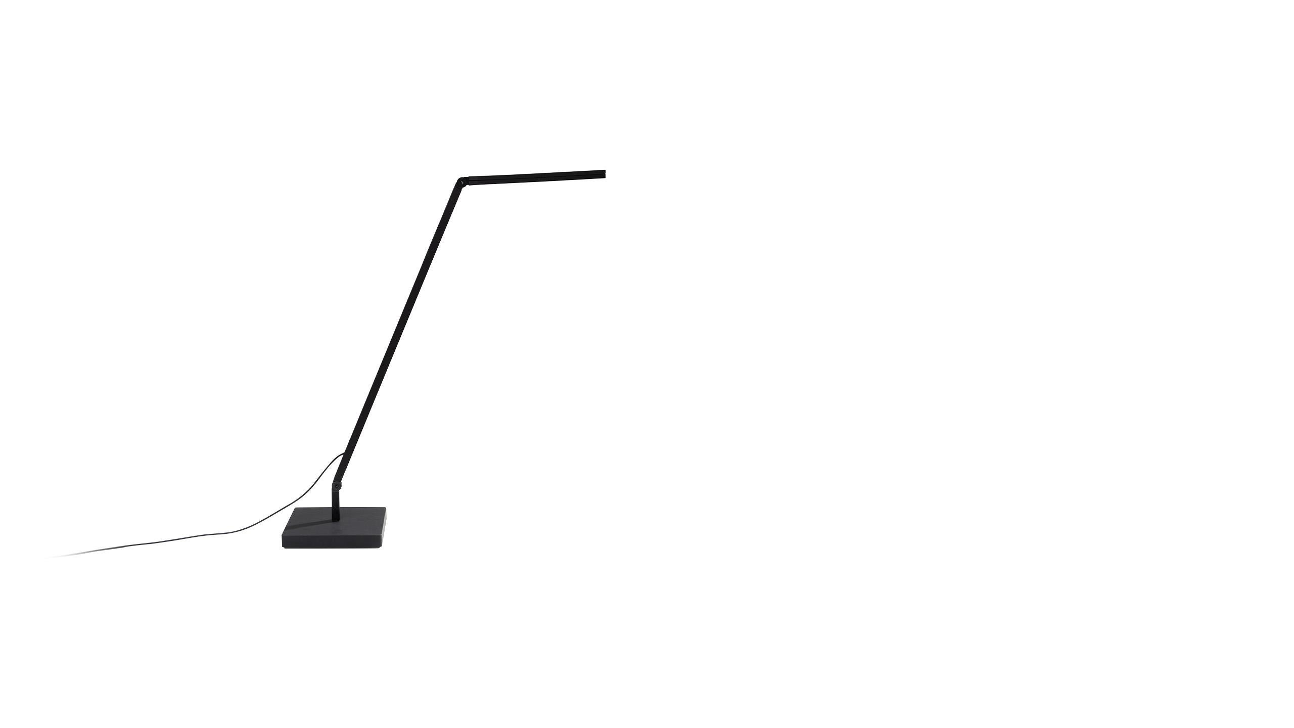 Famiglia di lampade LED da tavolo, da terra e da parete in alluminio estruso verniciato nero opaco con giunti per un posizionamento flessibile e dinamico della luce. Disponibile nella versione con unità luminosa lineare in polimero riempito di fibre