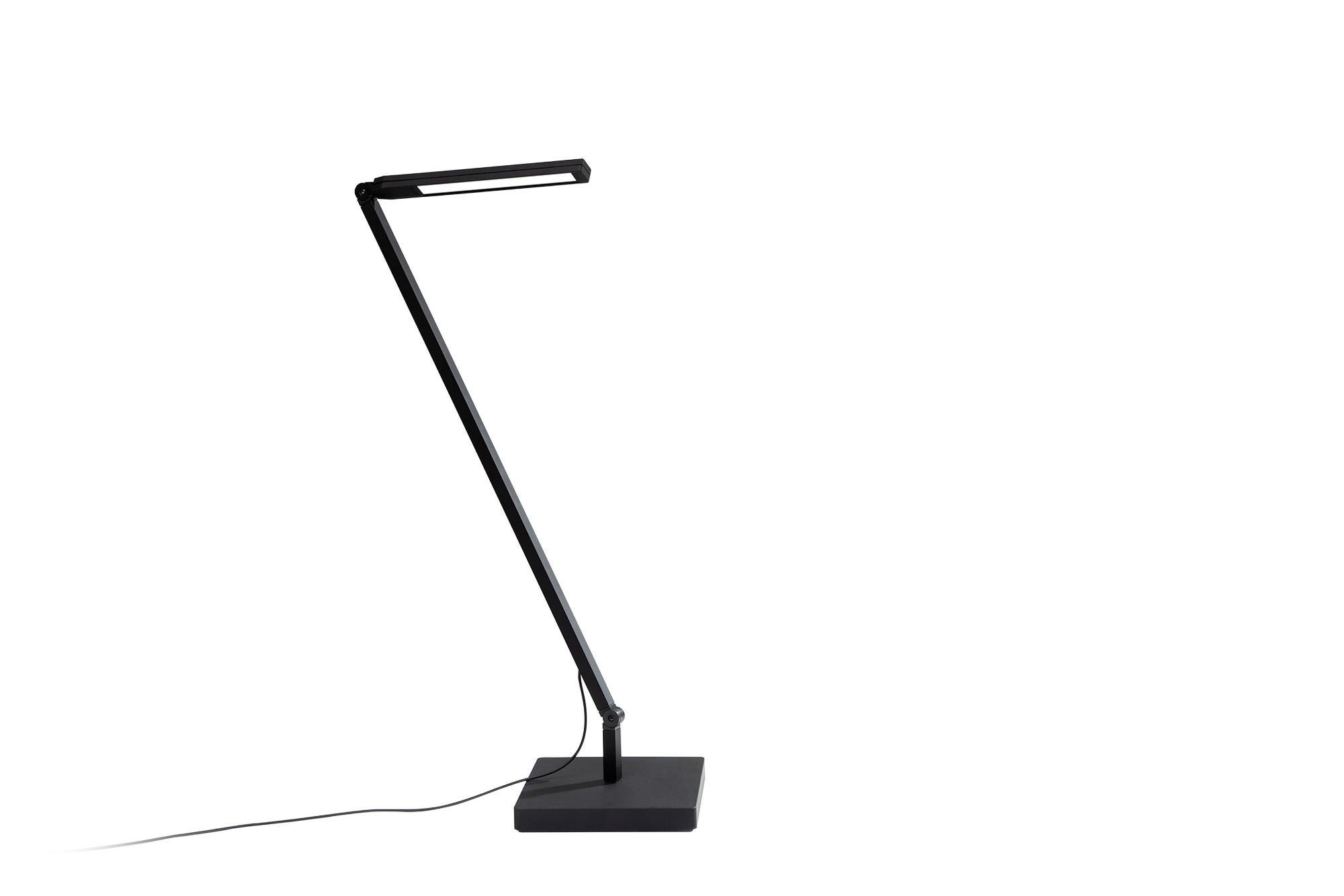 Italiano Nemo Untitled Mini Lampada da tavolo/parete lineare a LED 3000K in nero di Bernhard Osann in vendita