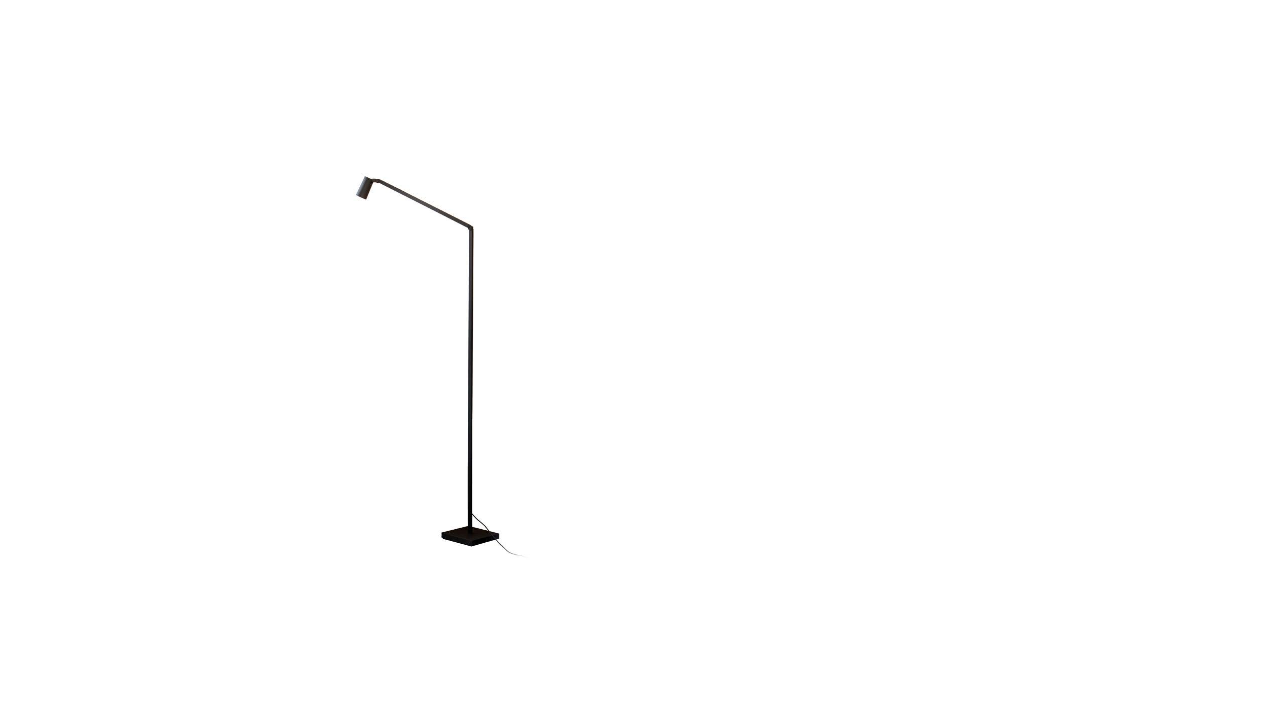 Familie von LED-Tisch-, Boden- und Wandleuchten aus stranggepresstem, mattschwarz lackiertem Aluminium mit Gelenken für eine flexible und dynamische Positionierung des Lichts. Erhältlich in der Version mit der linearen Beleuchtungseinheit aus mit