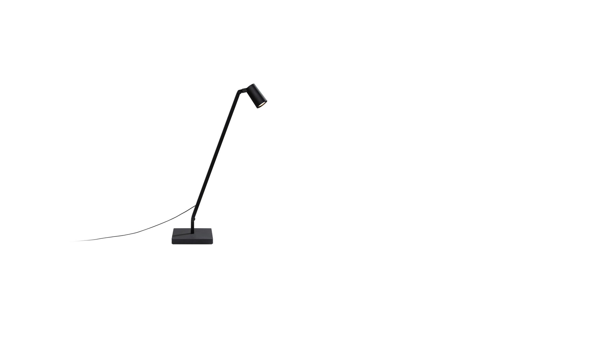 Famiglia di lampade LED da tavolo, da terra e da parete in alluminio estruso verniciato nero opaco con giunti per un posizionamento flessibile e dinamico della luce. Disponibile nella versione con unità luminosa lineare in polimero riempito di fibre