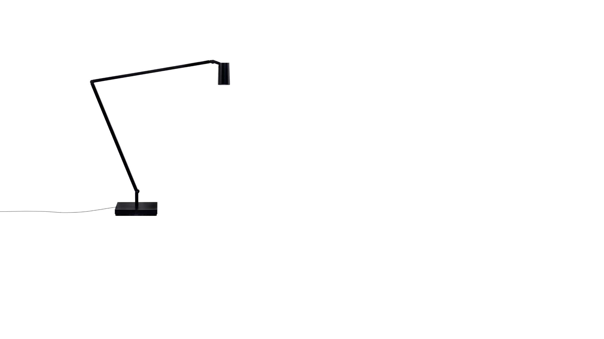 Familie von LED-Tisch-, Boden- und Wandleuchten aus stranggepresstem, mattschwarz lackiertem Aluminium mit Gelenken für eine flexible und dynamische Positionierung des Lichts. Erhältlich in der Version mit der linearen Beleuchtungseinheit aus mit