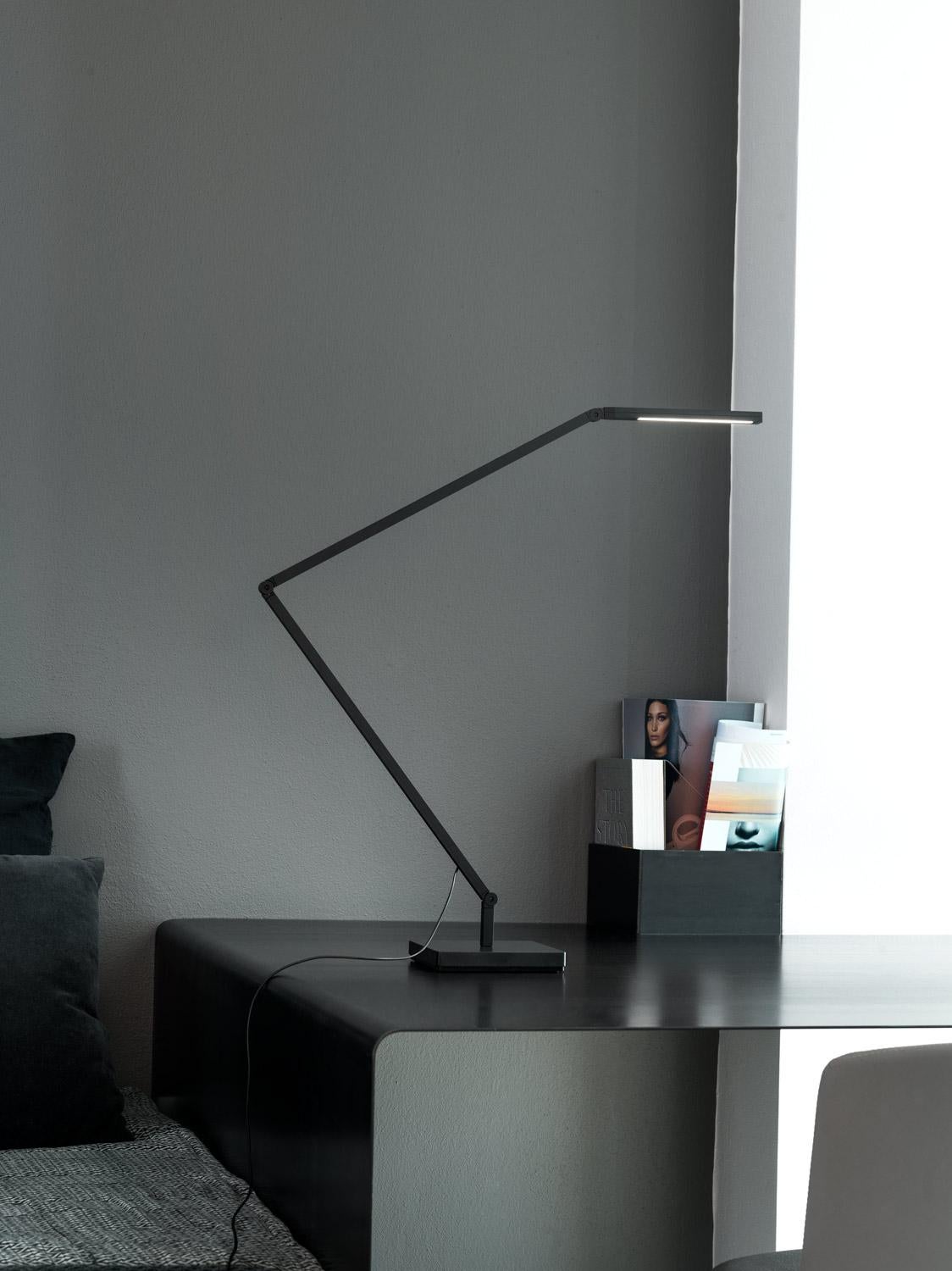 Nemo Untitled Linear LED 3000K Tisch-/Wandleuchte in Schwarz von Bernhard Osann im Angebot 1