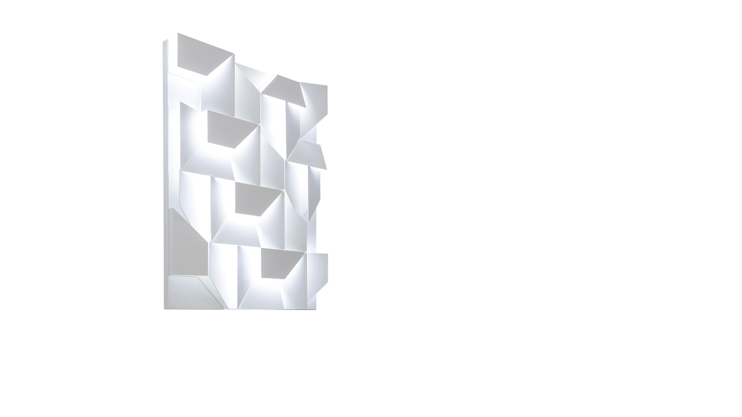 Familia de apliques de pared, crean inusuales conjuntos luminosos con iluminación difusa LED. Disponibles en distintos tamaños, están hechos de aluminio cortado con láser y pintados en blanco mate.

Más información:
Material: Aluminio
Color: