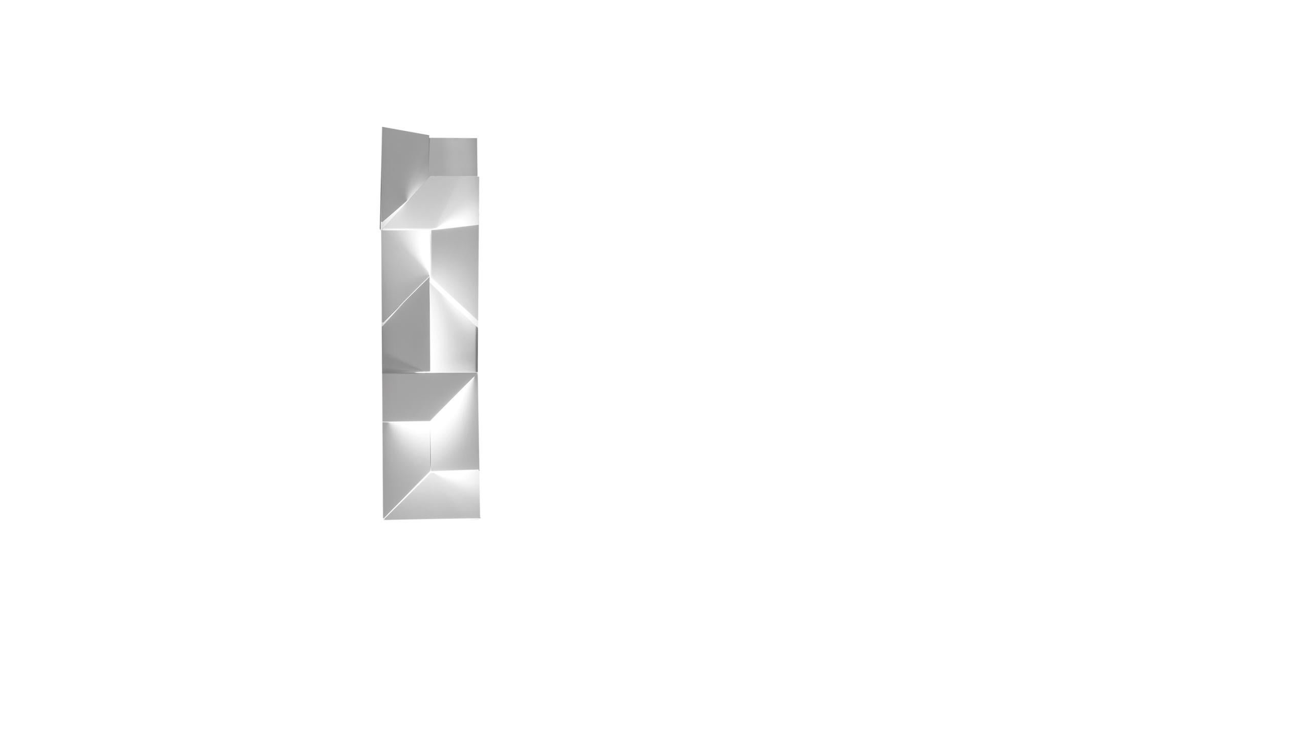 Eine Familie von Wandleuchten, die mit diffusem LED-Licht ungewöhnliche Lichtstimmungen erzeugen. Sie sind in verschiedenen Größen erhältlich, bestehen aus lasergeschnittenem Aluminium und sind in mattem Weiß lackiert.

Zusätzliche