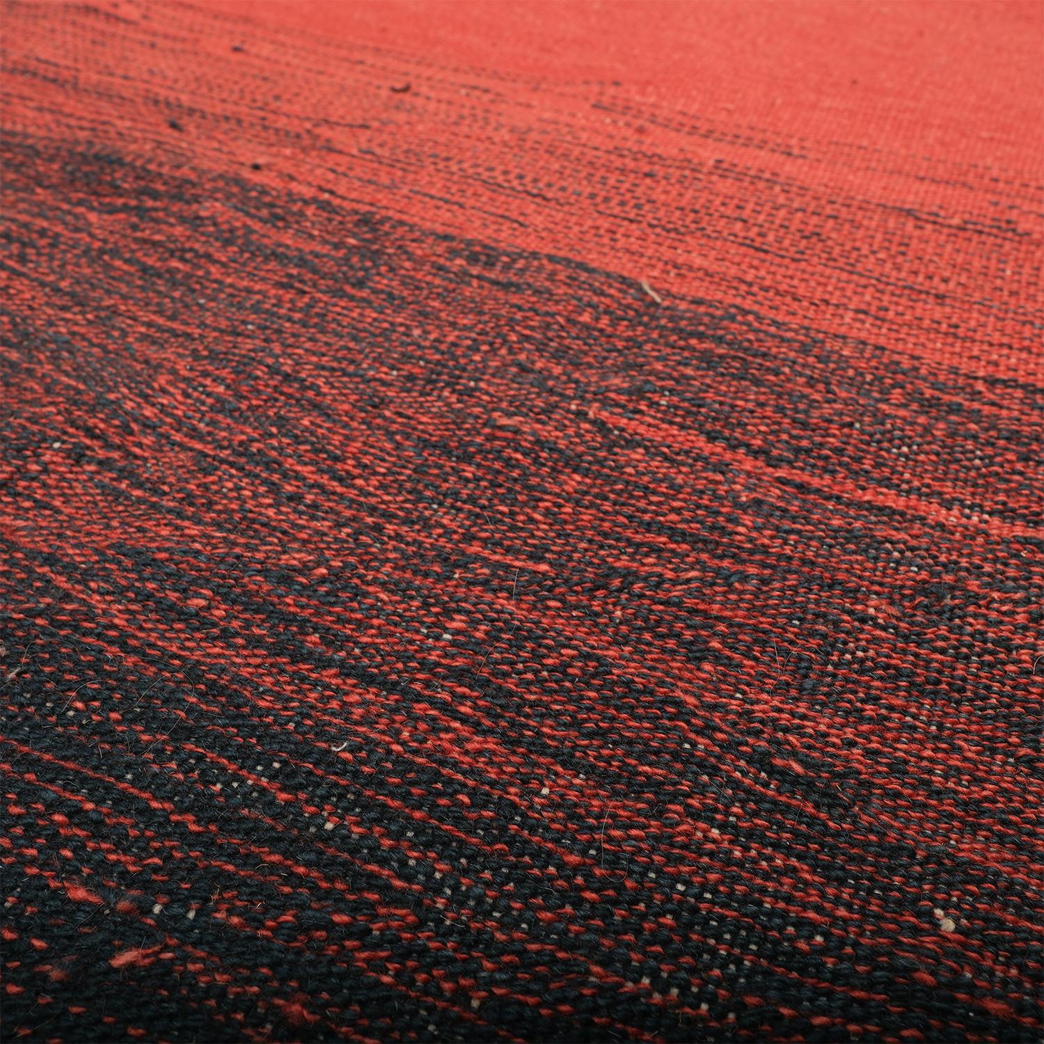Rehaussez votre espace avec notre tapis NemrudHandwoven Kilim, méticuleusement conçu et tissé sur un métier à tisser traditionnel. Nous collaborons avec des femmes artisans talentueuses dans toute la Turquie pour donner vie à nos tapis kilim, en