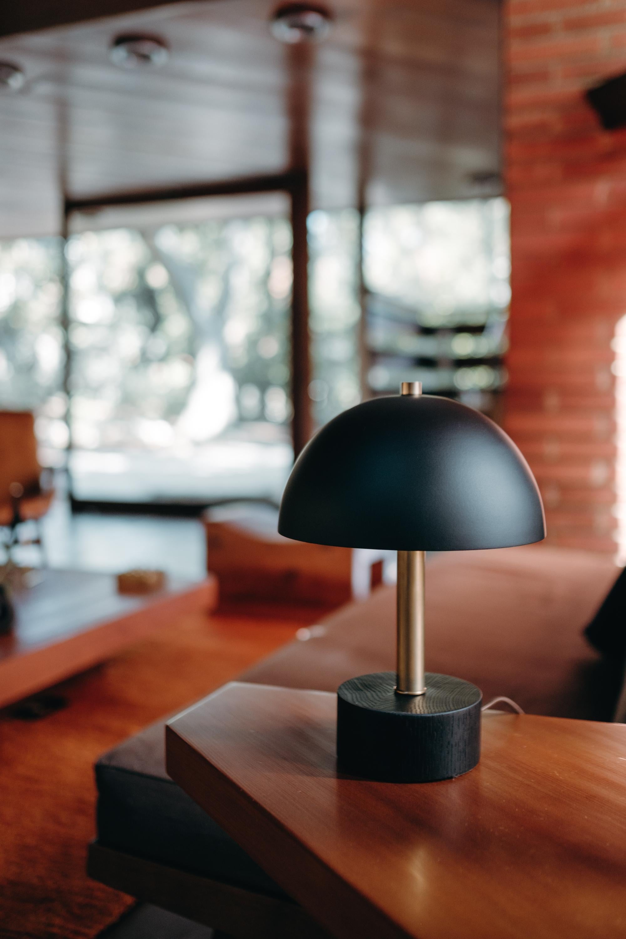 Lampe de table 'Nena' en métal noir et bois par Alvaro Benitez. 

Fabriquées à la main par Alvaro Benitez, designer et professionnel de l'éclairage basé à Los Angeles, ces lampes de bureau très raffinées rappellent les designs italiens emblématiques