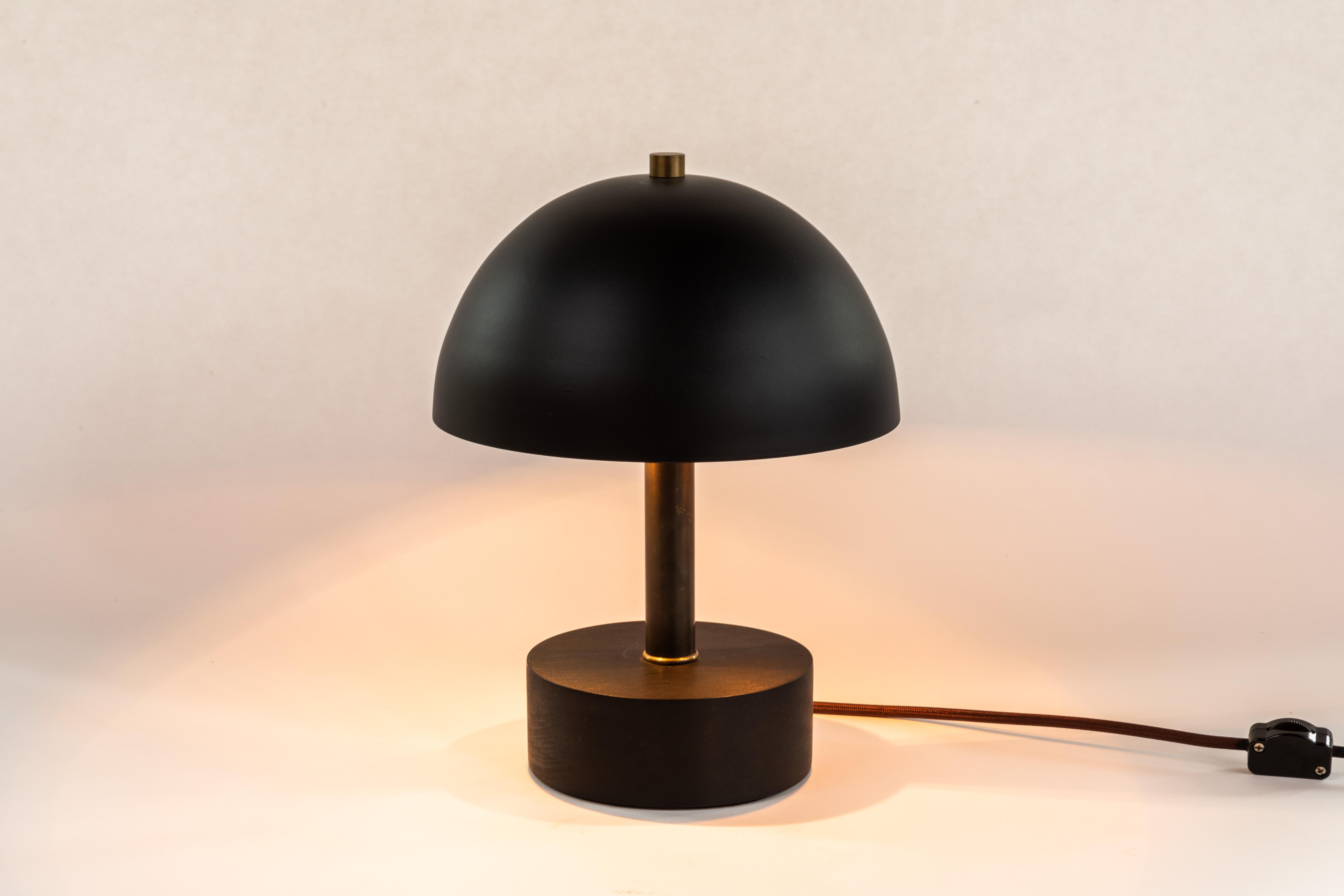 Tischlampe „Nena“ aus schwarzem Metall und Holz von Alvaro Benitez im Angebot 1