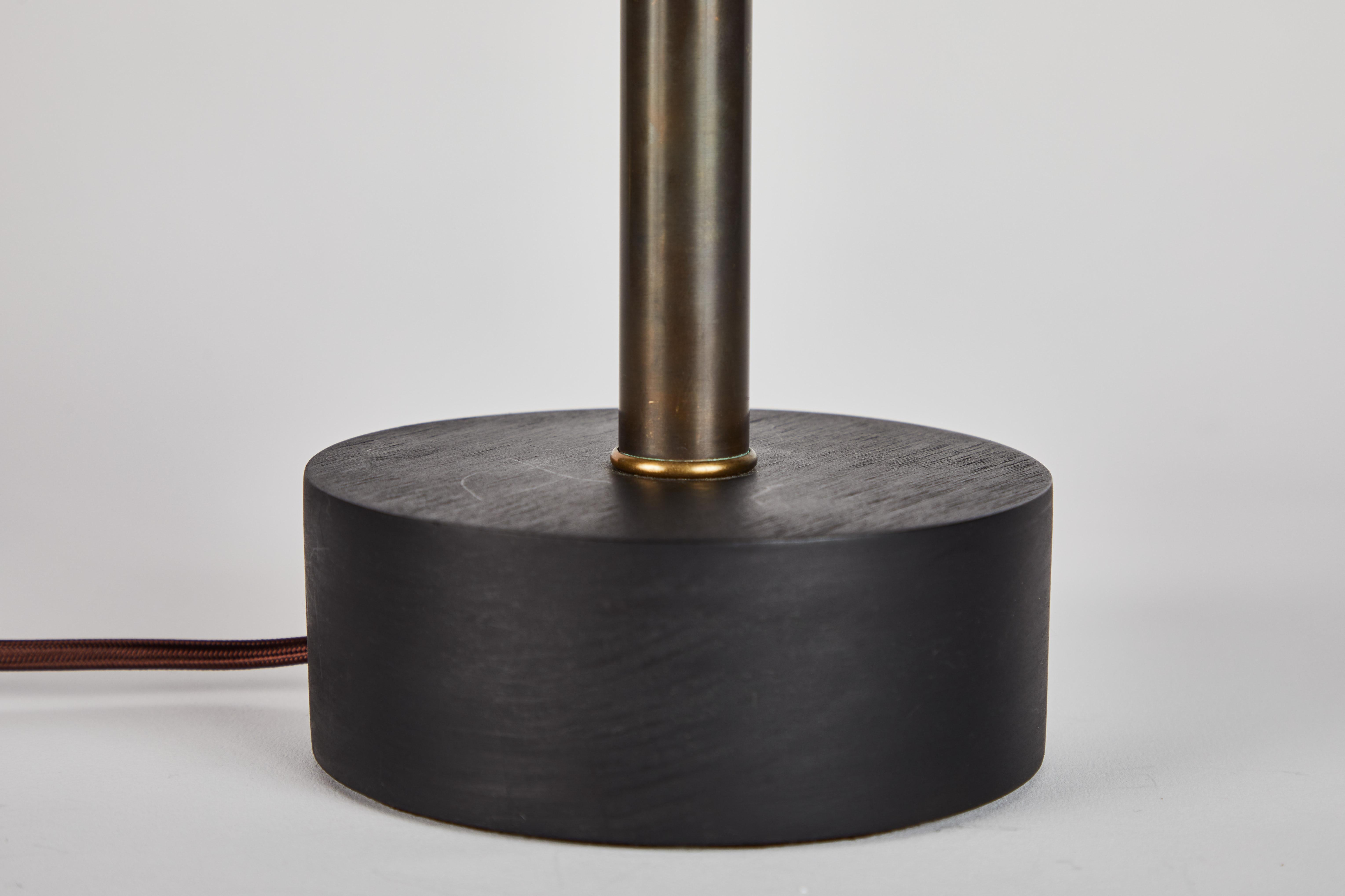 Tischlampe „Nena“ aus weißem Metall und Holz von Alvaro Benitez im Angebot 3