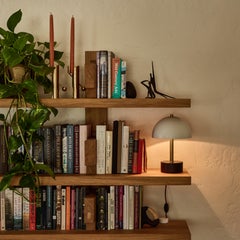 Lámpara de mesa 'Nena' de metal blanco y madera by Alvaro Benitez