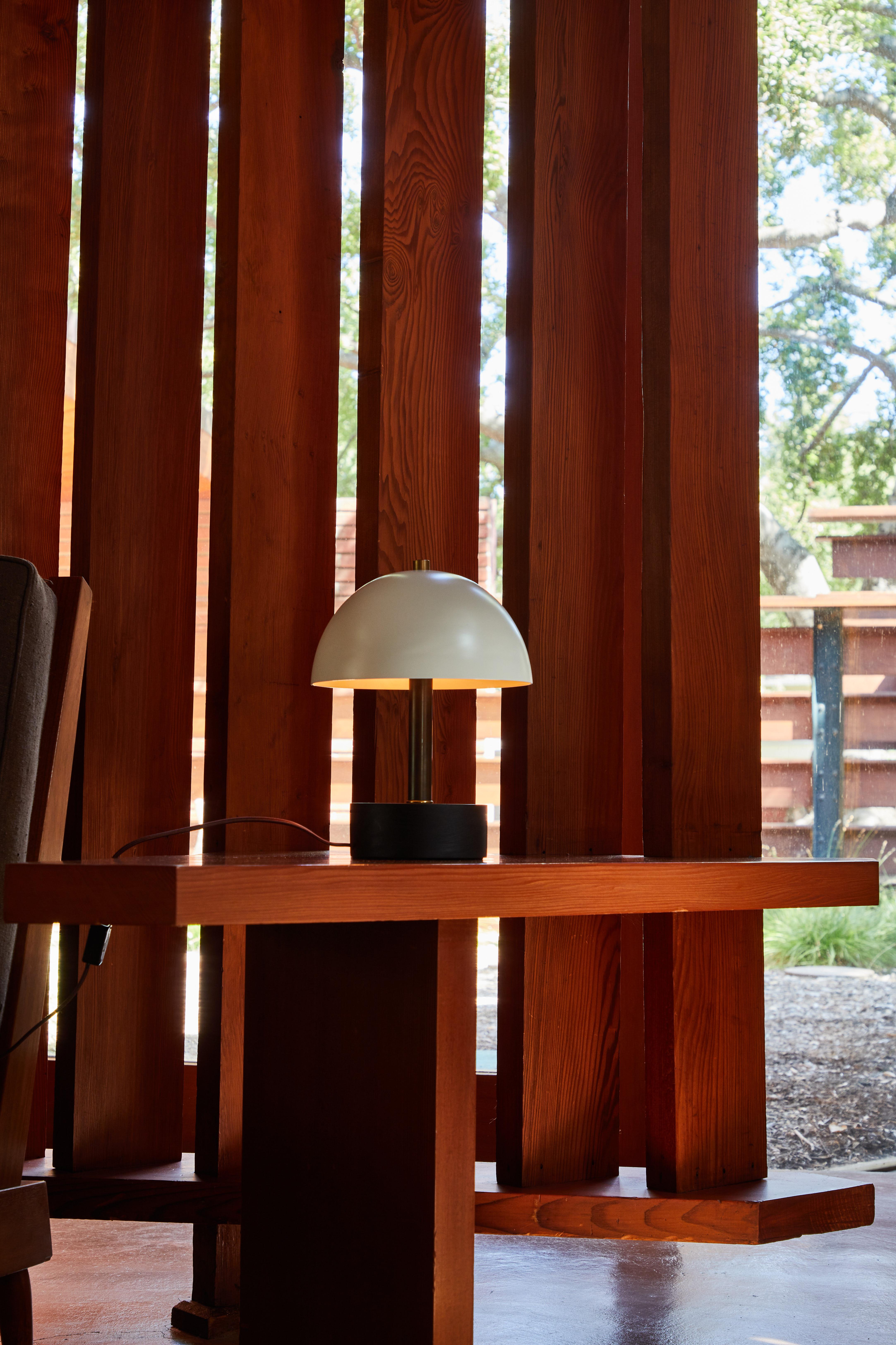 Lampe de table 'Nena' en métal blanc et bois par Alvaro Benitez. 

Fabriquées à la main par Alvaro Benitez, designer et professionnel de l'éclairage basé à Los Angeles, ces lampes de bureau très raffinées rappellent les designs italiens