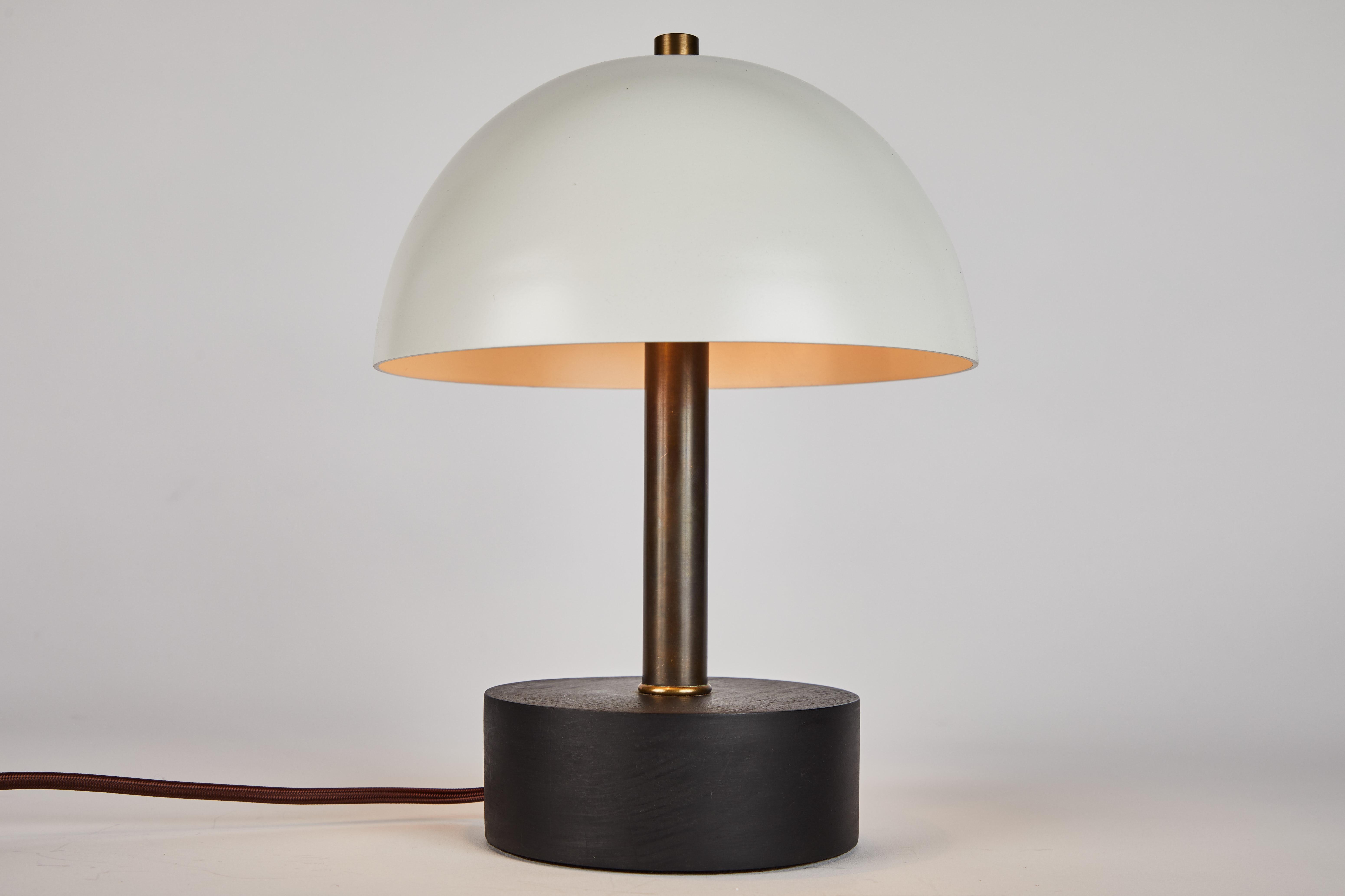 Tischlampe „Nena“ aus weißem Metall und Holz von Alvaro Benitez (21. Jahrhundert und zeitgenössisch) im Angebot