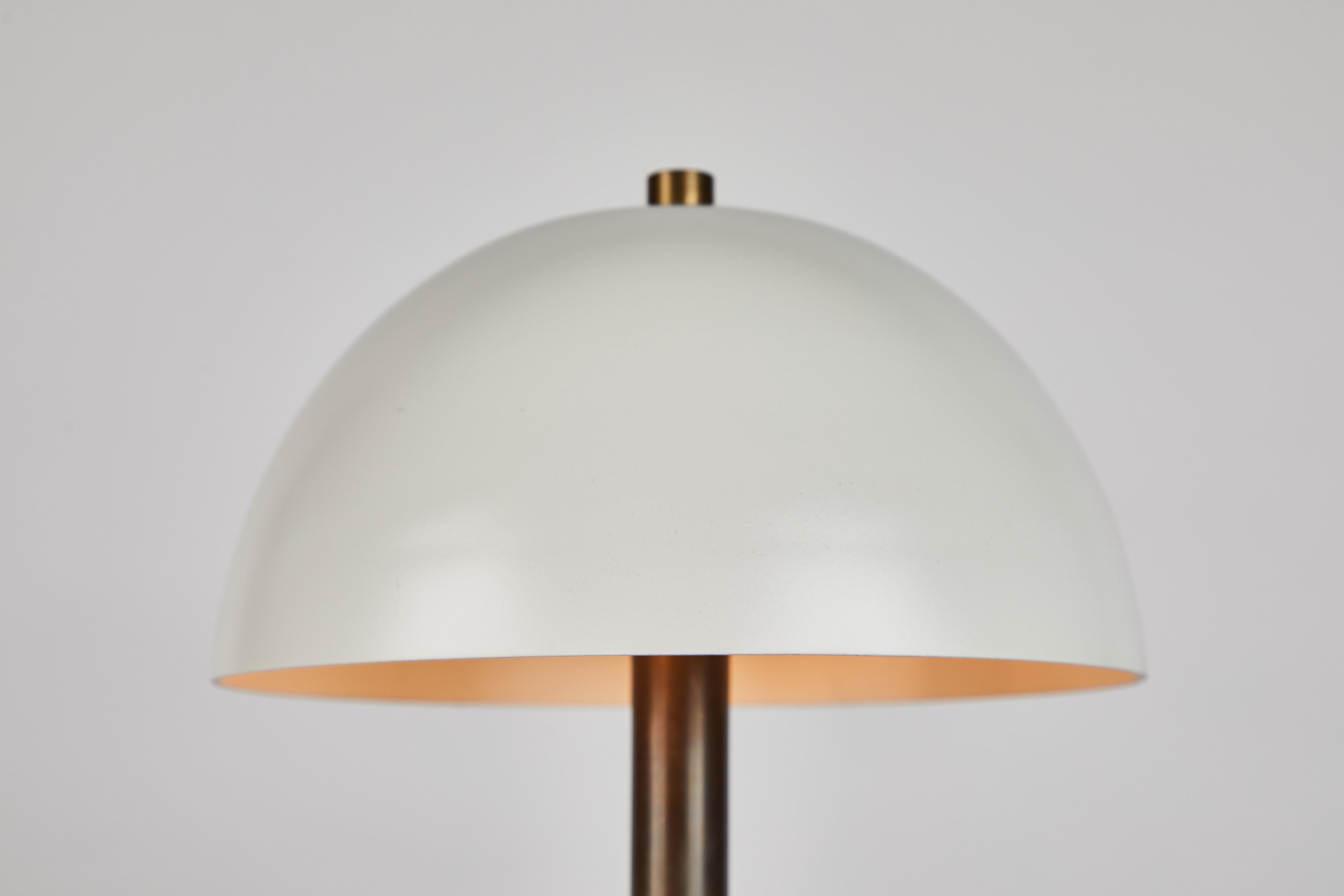 Tischlampe „Nena“ aus weißem Metall und Holz von Alvaro Benitez (Messing) im Angebot