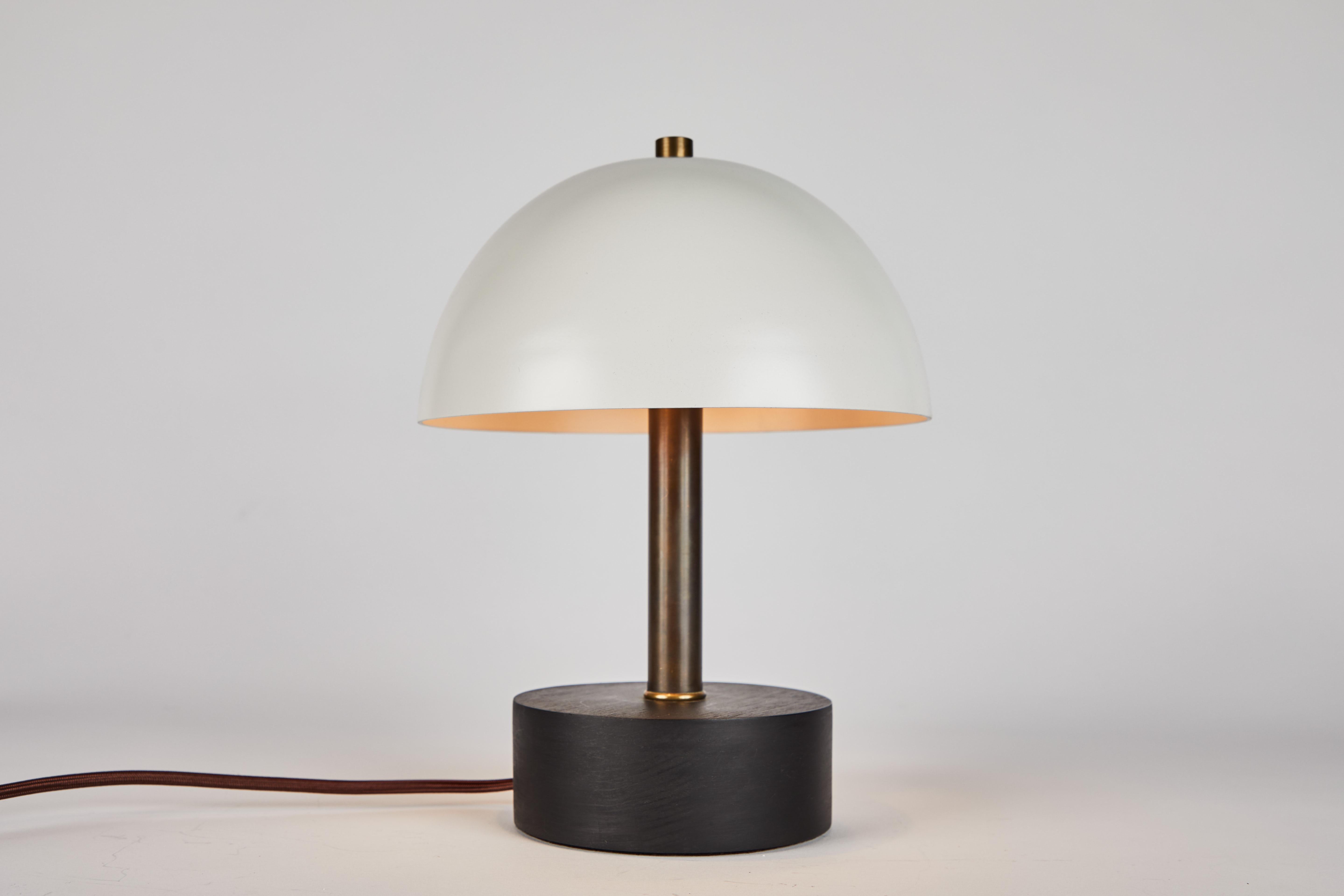 Tischlampe „Nena“ aus weißem Metall und Holz von Alvaro Benitez im Angebot 1