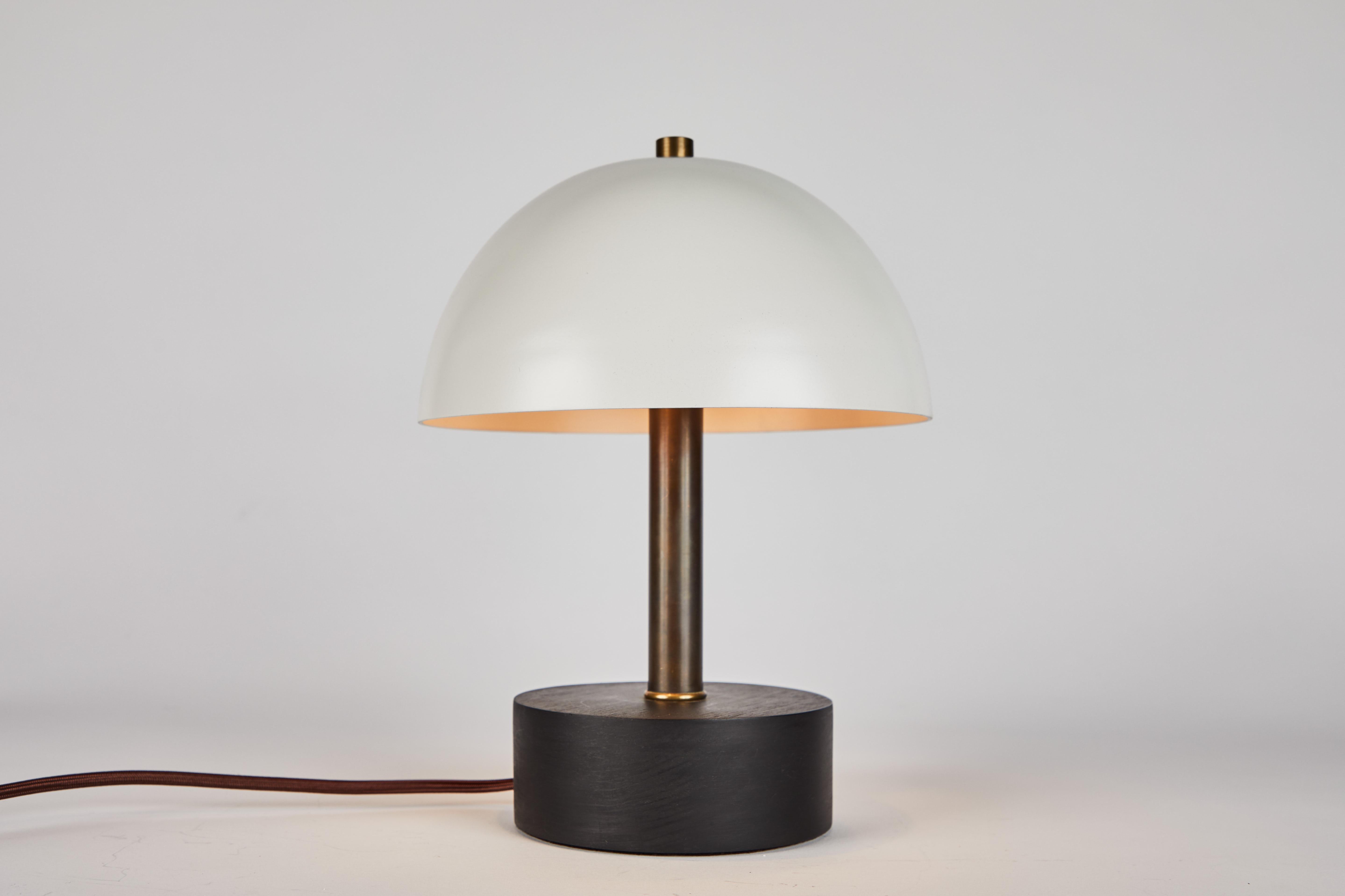 Lámpara de mesa 'Nena' de metal blanco y madera by Alvaro Benitez Latón en venta