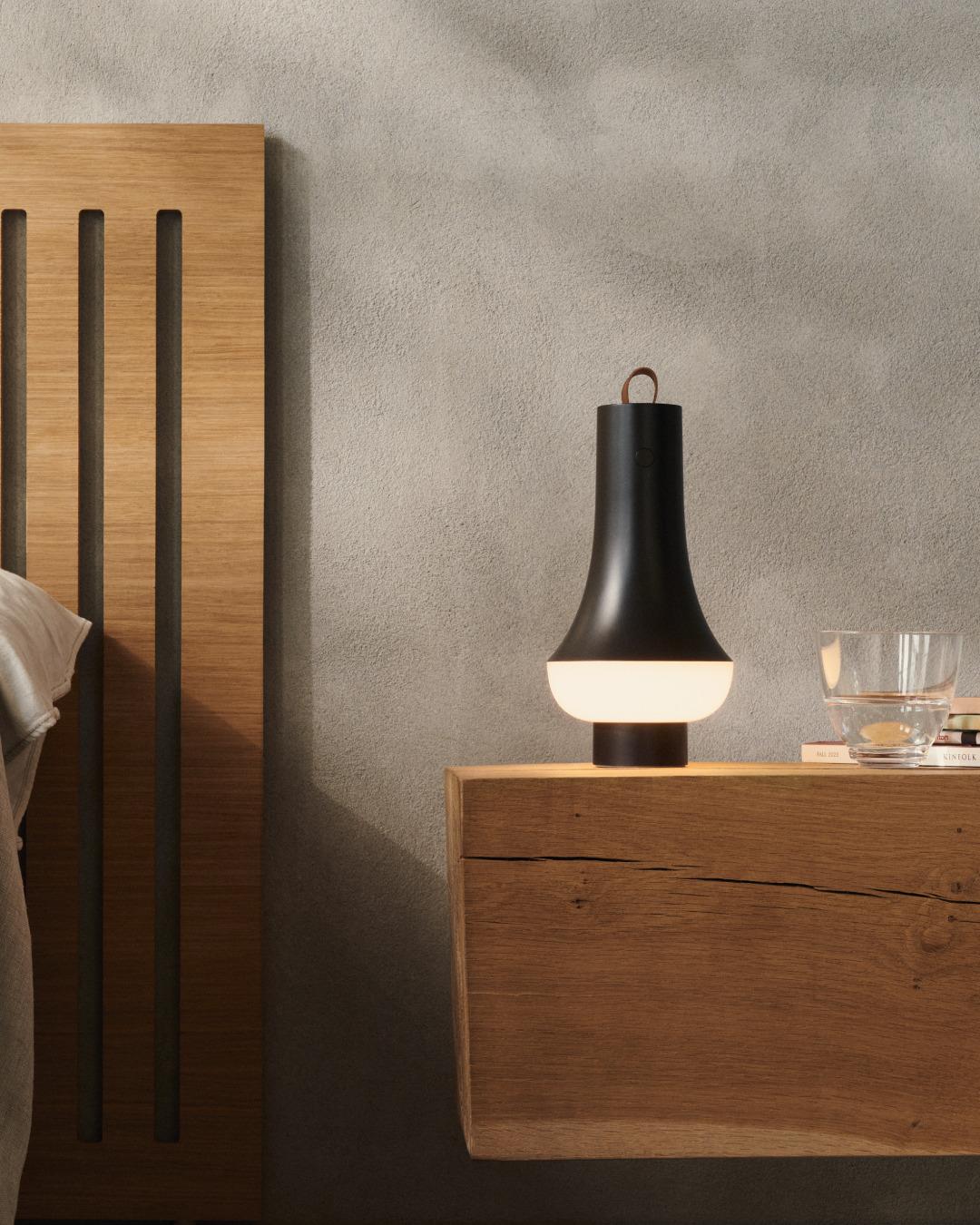 Nendo 'Tomoshi' Dunkelbraunes tragbares Windlicht von Oki Sato für Louis Poulsen

Die Tomoshi