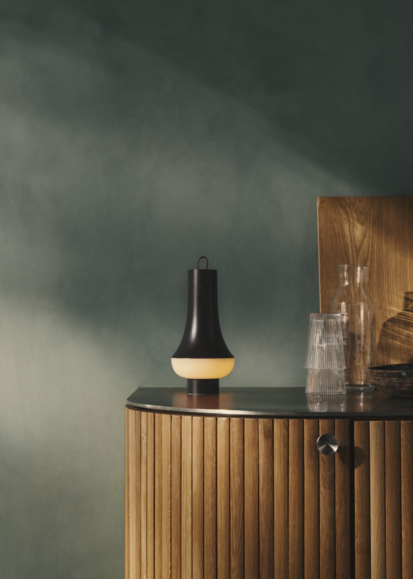 Nendo 'Tomoshi' Dunkelbraunes tragbares Windlicht von Oki Sato für Louis Poulsen (Organische Moderne) im Angebot