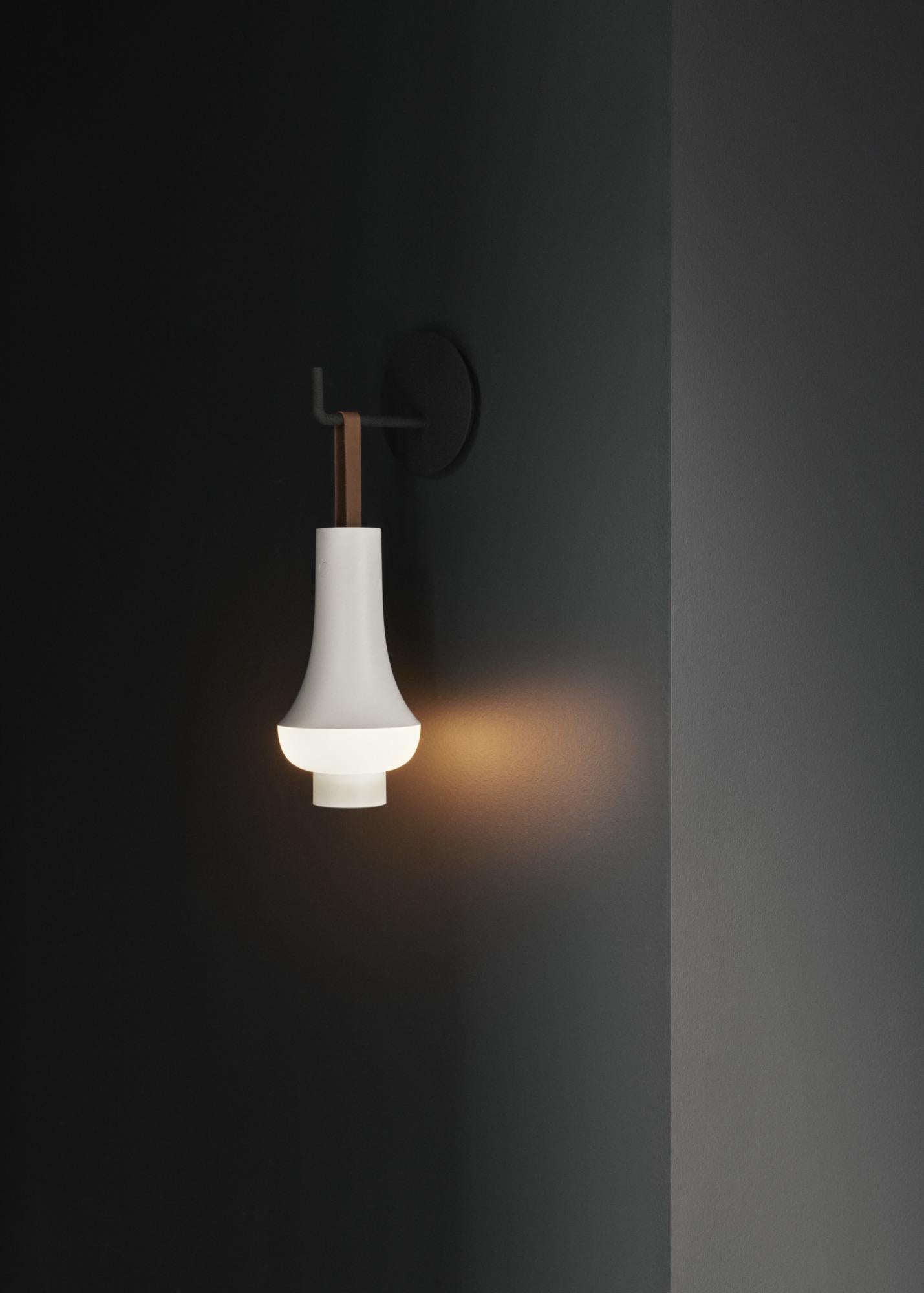 Nendo 'Tomoshi' Dunkelbraunes tragbares Windlicht von Oki Sato für Louis Poulsen (Leder) im Angebot