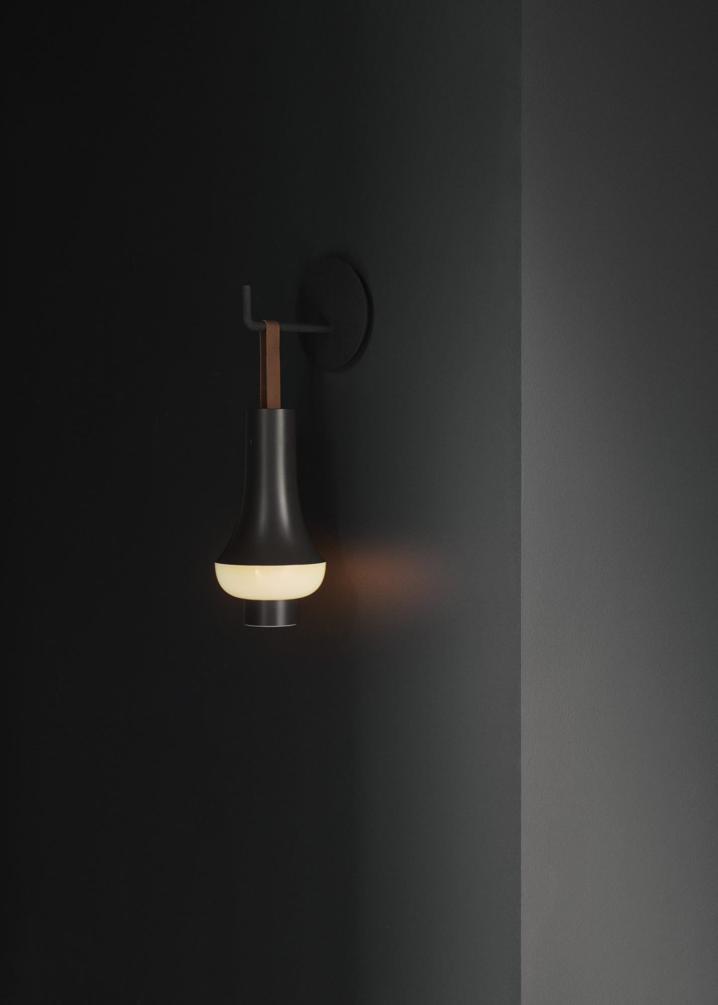 Nendo 'Tomoshi' Dunkelbraunes tragbares Windlicht von Oki Sato für Louis Poulsen im Angebot 2