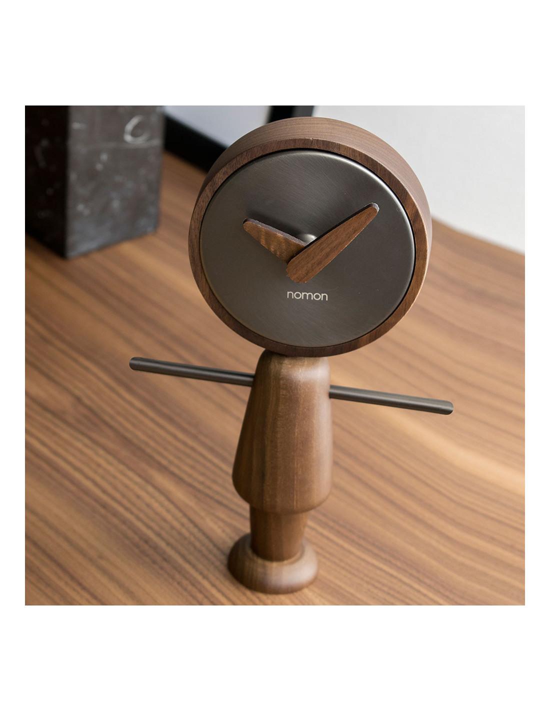 Friendly and fun clocks ideal as a gift to decorate the living room, kitchen or a modern office. Nene table clock with body and hands in oak or walnut wood and graphite lacquered.
Nene table clock : Box in graphite finished brass, hands and body in