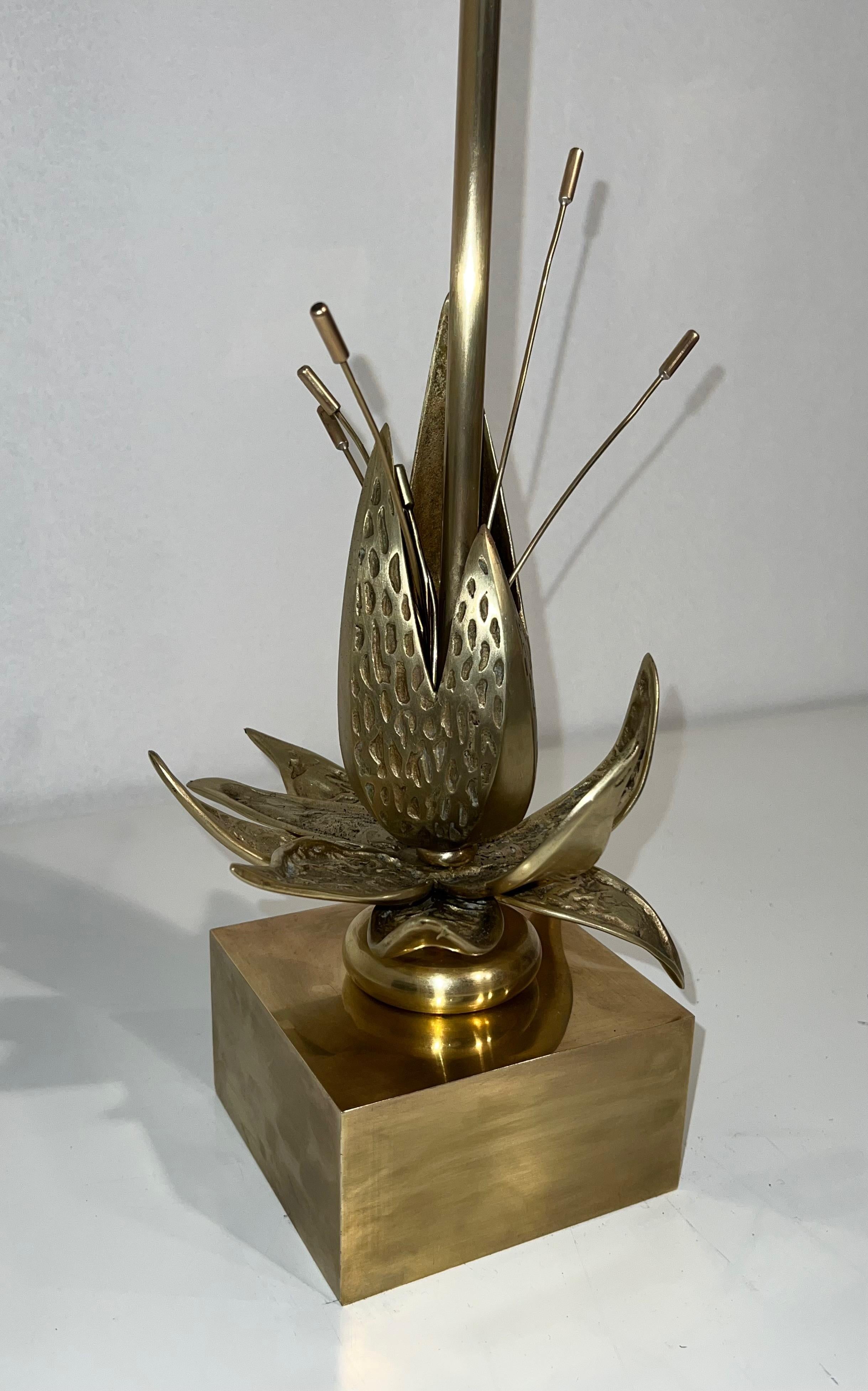 Nenuphar Bronze and Brass Table Lamp Attributed to Maison Charles. Circa 1970 In Good Condition For Sale In Marcq-en-Barœul, Hauts-de-France