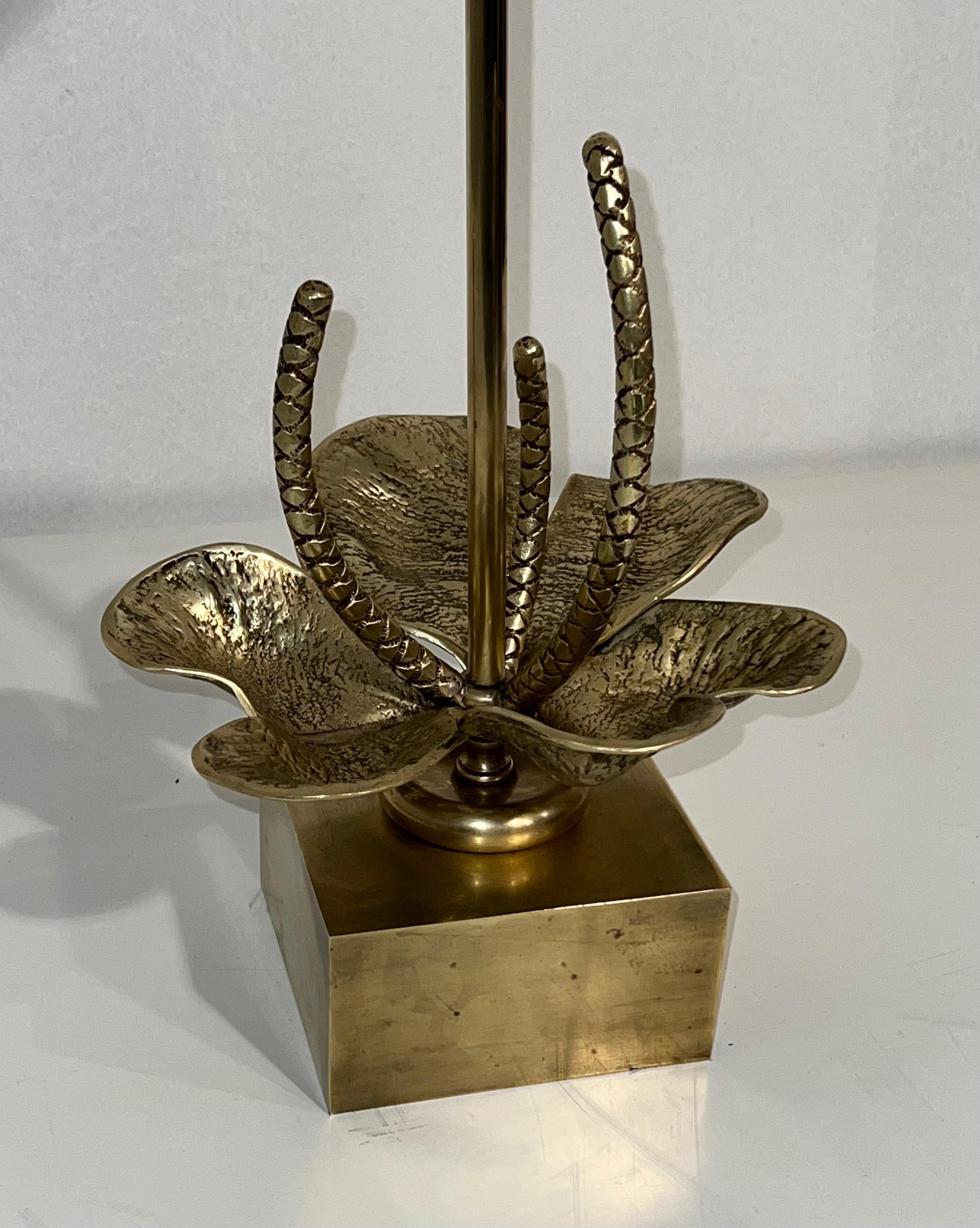 Nenuphar Bronze and Brass Table Lamp Attributed to Maison Charles. Circa 1970 In Good Condition For Sale In Marcq-en-Barœul, Hauts-de-France