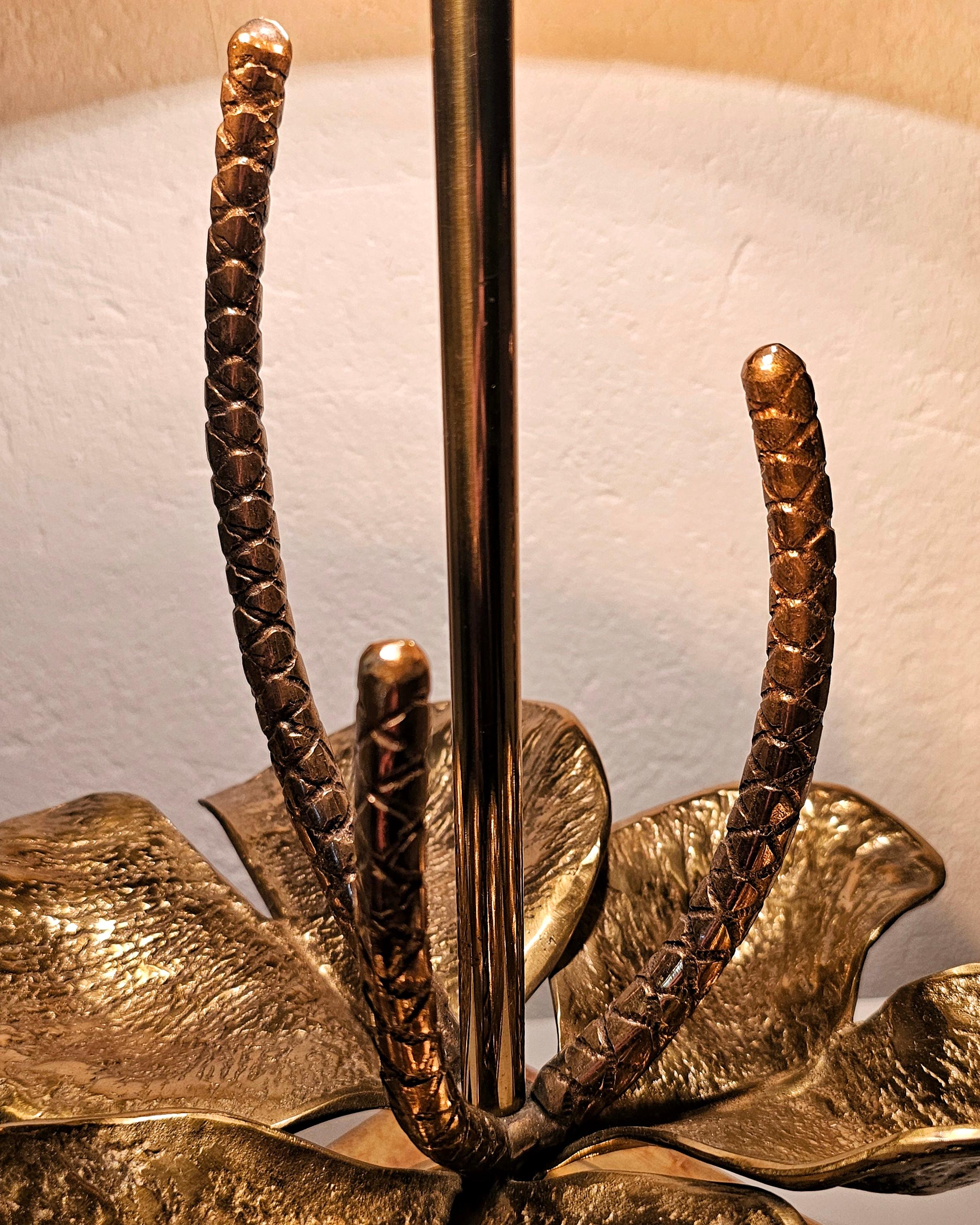 Nenuphar Lilly Table Lamp in Bronze and Brass by Maison Charles, France 1960s For Sale 4