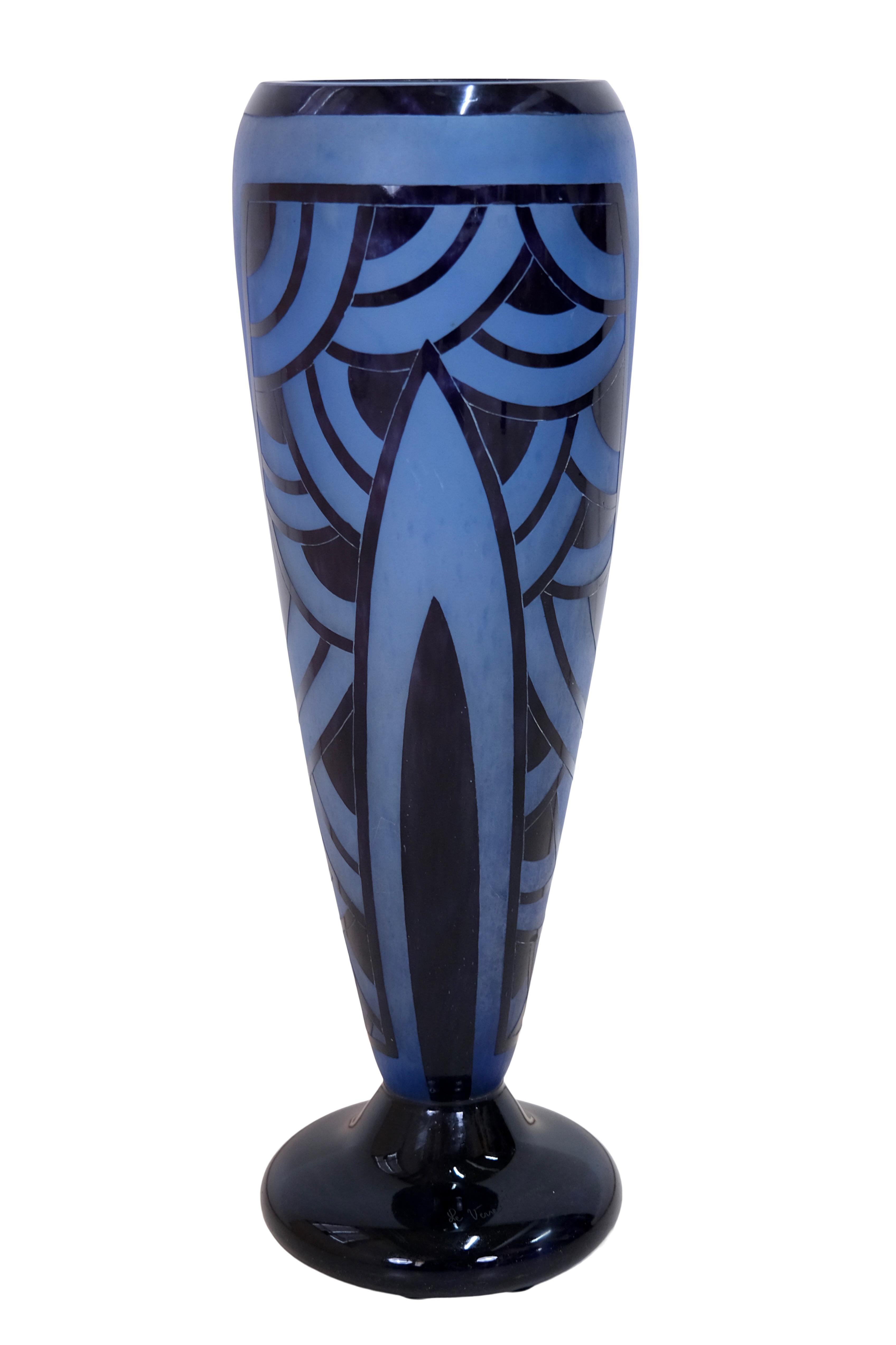 Nénuphars Big Blue Vase with Art Deco Pattern by Schneider for Le Verre Français In Good Condition For Sale In Ulm, DE