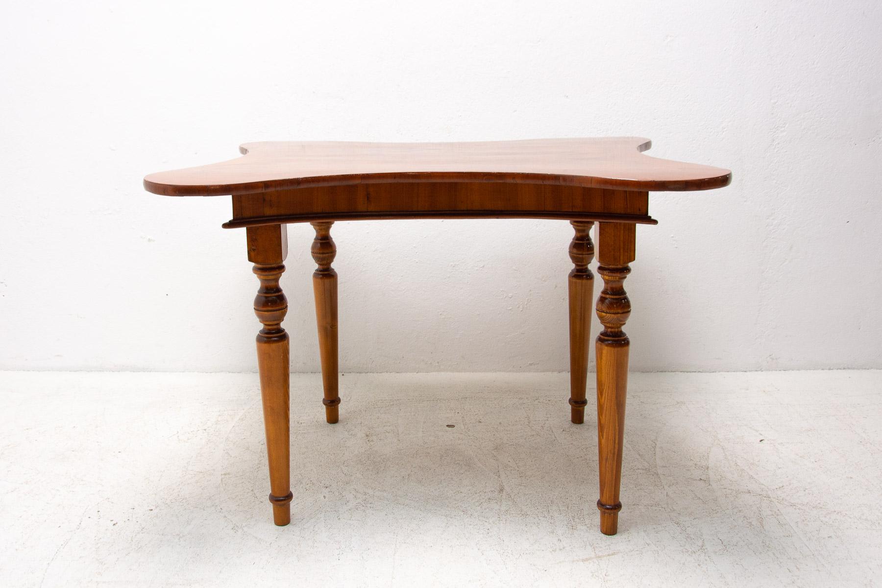 Cette table à manger marquetée de style néo-baroque a été fabriquée en Autriche-Hongrie à la fin du XIXe siècle. Il est en noyer, les pieds sont en hêtre. En forme de papillon.

La table est entièrement rénovée et en très bon état.

Mesures :