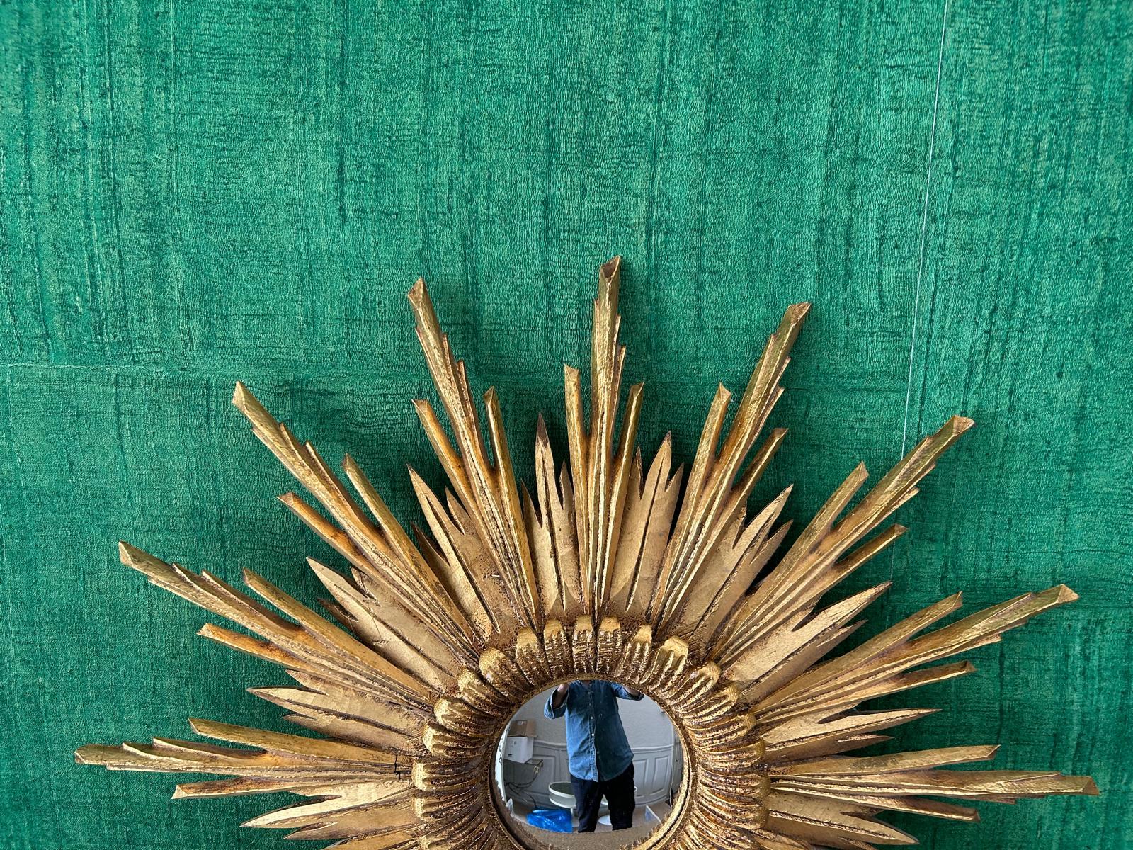 Neo-Baroque Carved Giltwood Sunburst Convex Mirror, Southern Germany For Sale 1