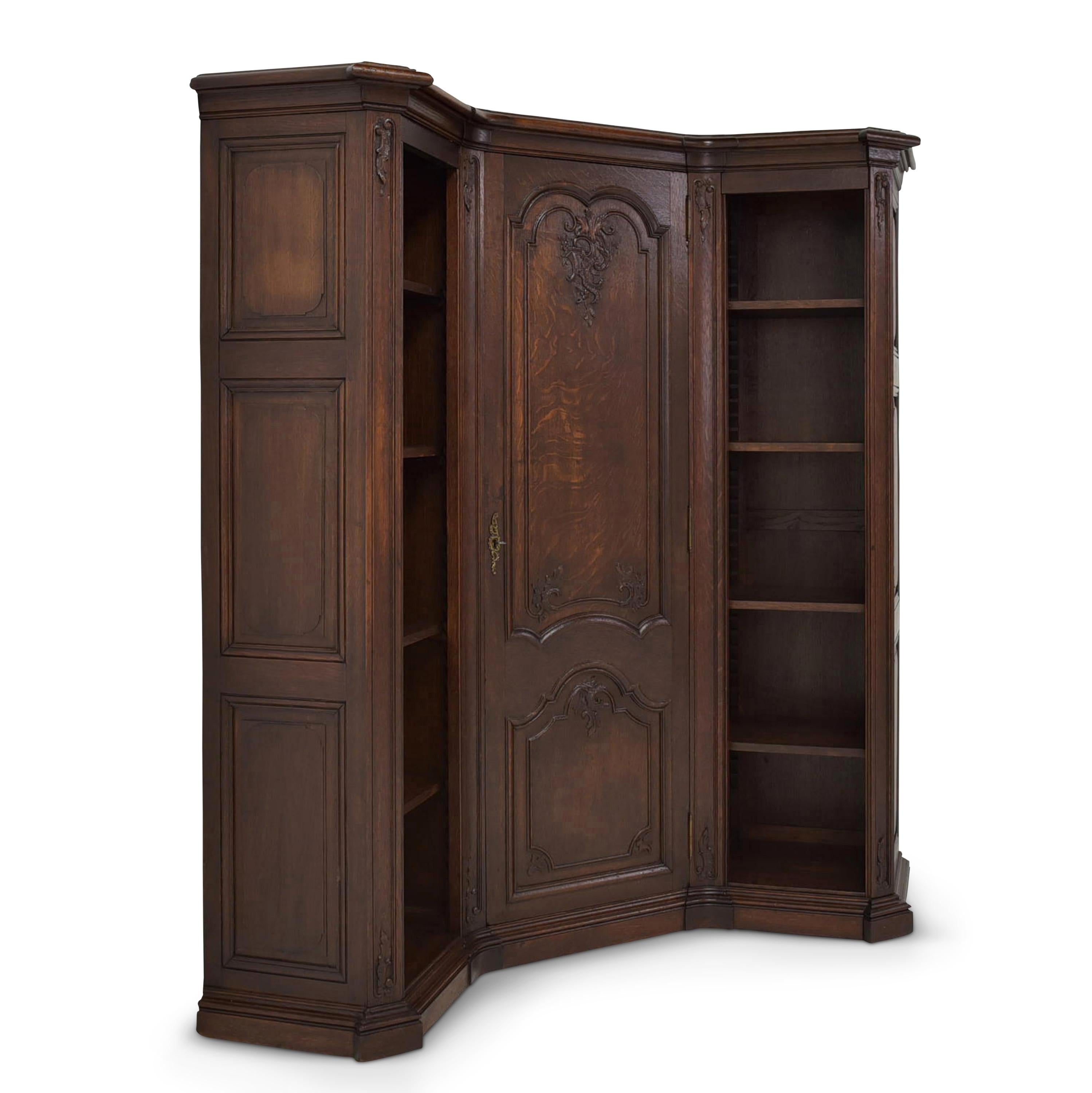 Large corner shelf restored neo-baroque around 1935 oak corner cabinet

Features:
Single-door model with two open shelves
High quality
Cassette fillings
All shelves height adjustable
Baroque carved decor
Very nice patina
Very rare