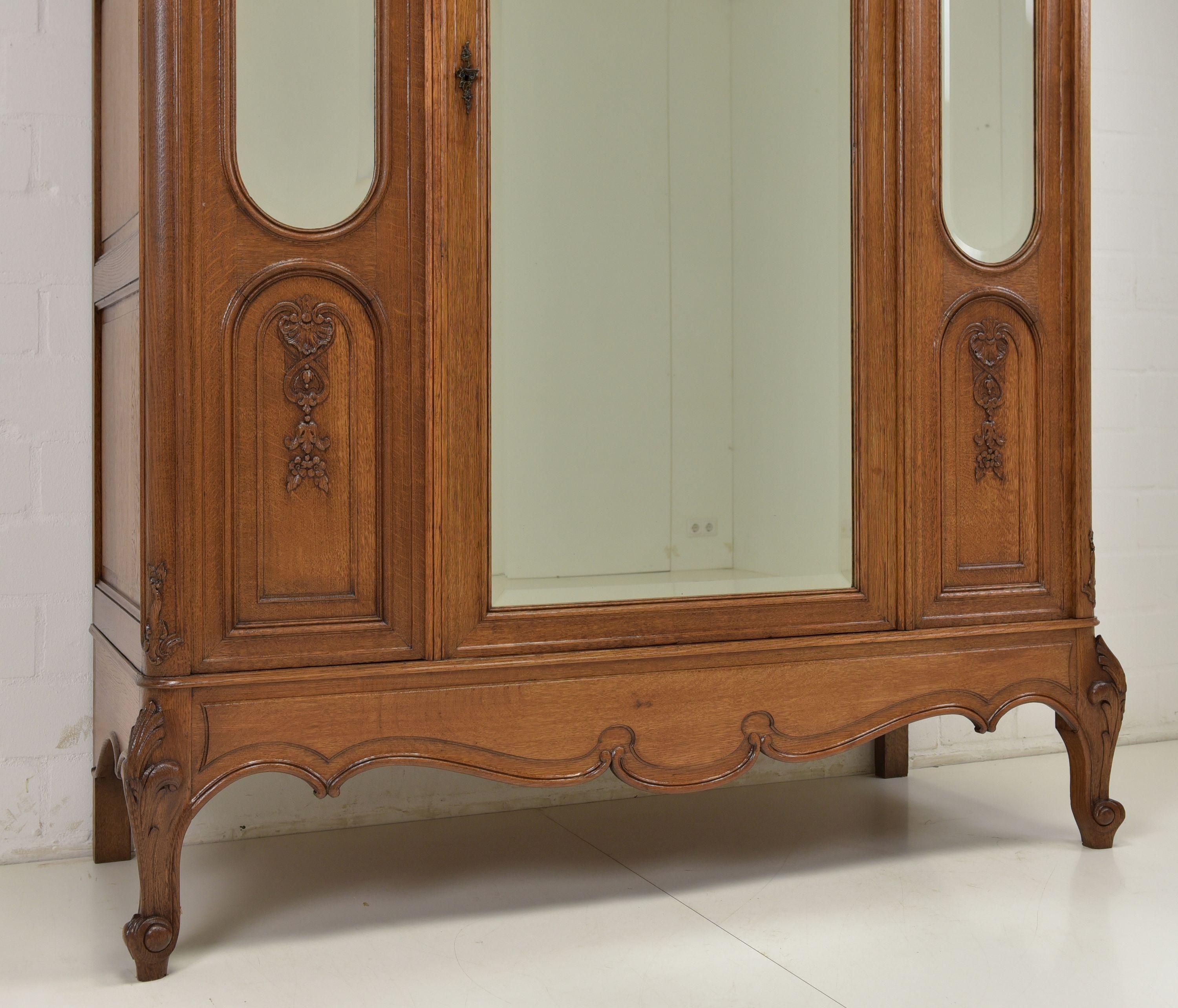 Neo-Baroque Large Hall Closet in Solid Oak, 1925 For Sale 4