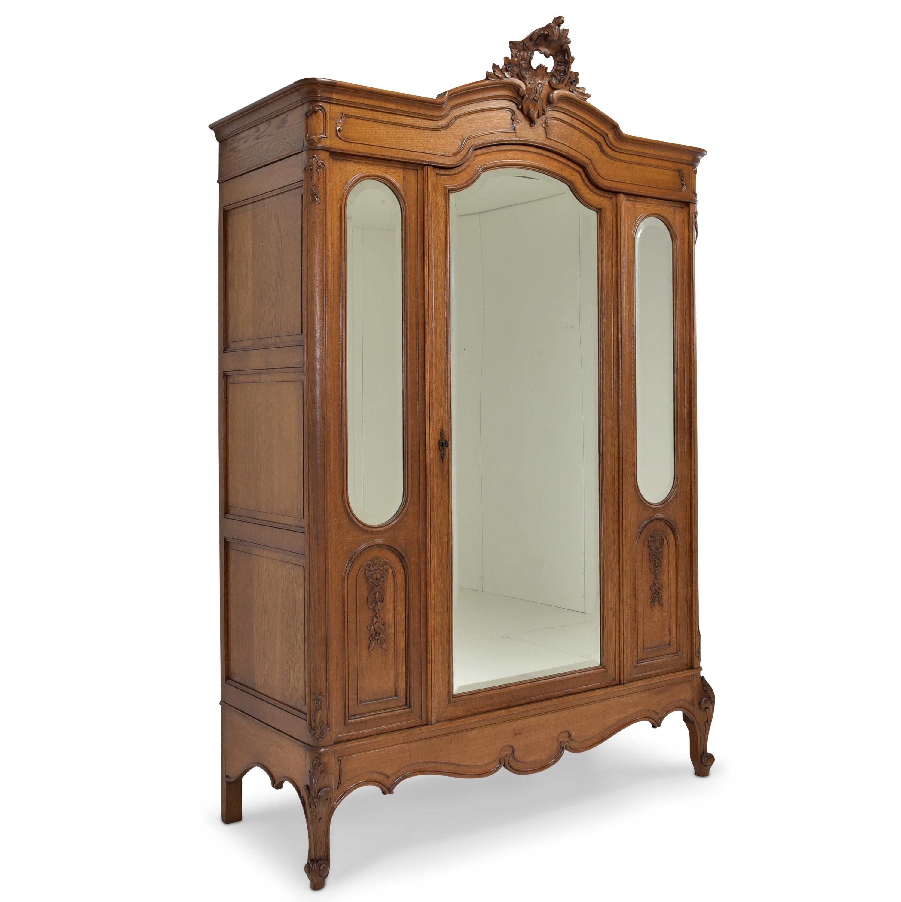 Large hall closet restored solid neo-baroque oak closet, 1925

Features:
Single-door model with mirrors and clothes rail
The outer door elements cannot be opened due to the construction
High quality
Cassette fillings
Original faceted