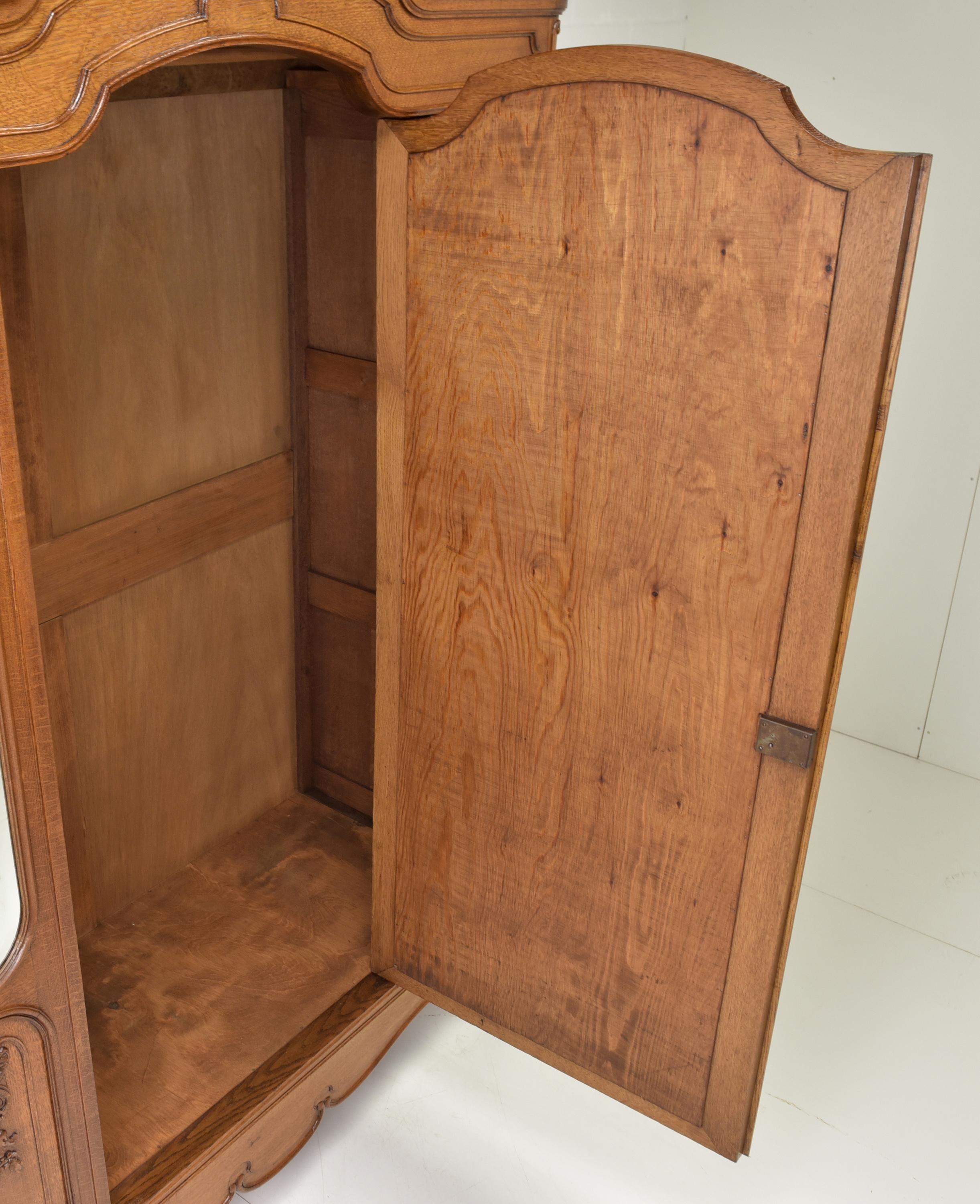 Neo-Baroque Large Hall Closet in Solid Oak, 1925 In Good Condition For Sale In Lüdinghausen, DE