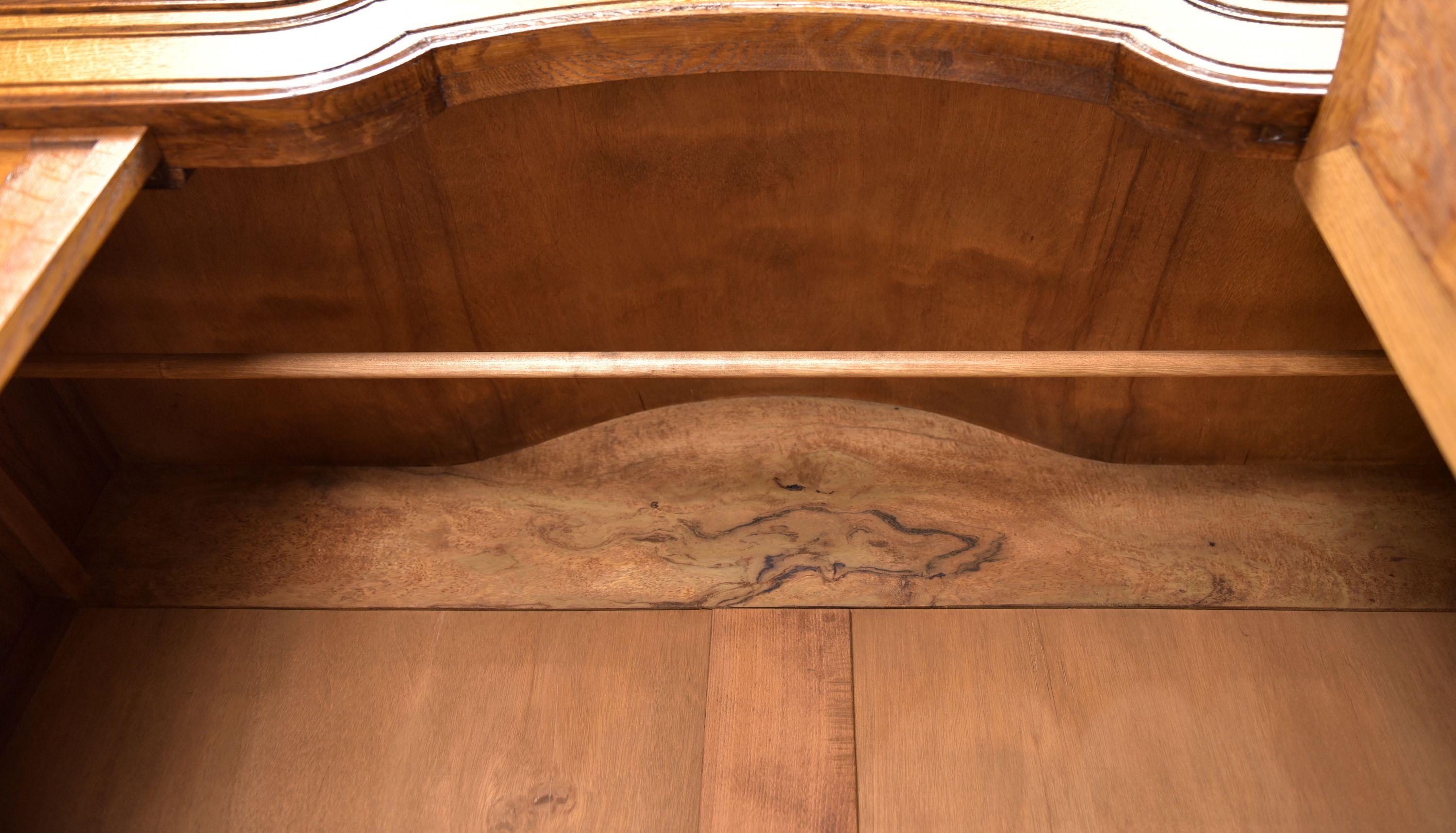 Chêne Grand meuble de rangement néo-baroque en chêne massif, 1925 en vente