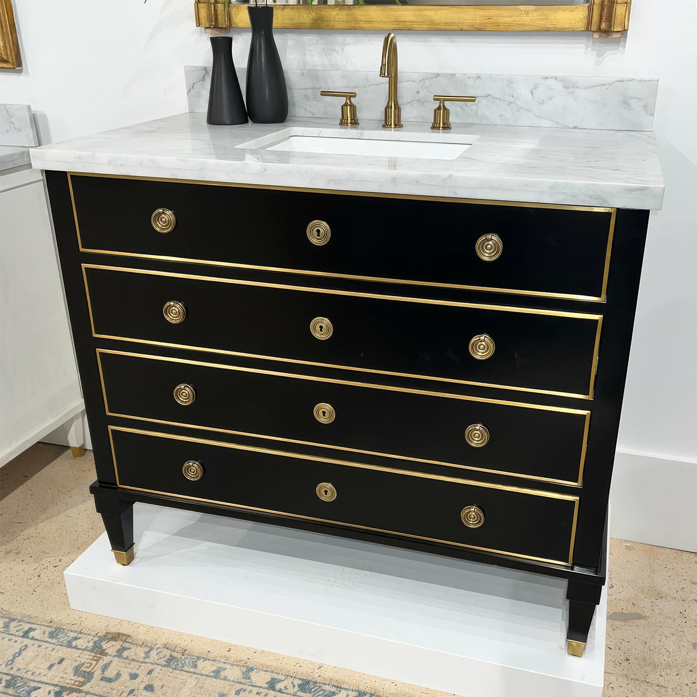 Progettato per chi ha un occhio di riguardo per il lusso, questo mobiletto unisce l'eleganza classica europea alla funzionalità moderna. La finitura verniciata in ebano è accentuata dalle finiture in ottone massiccio, che evocano un'estetica senza