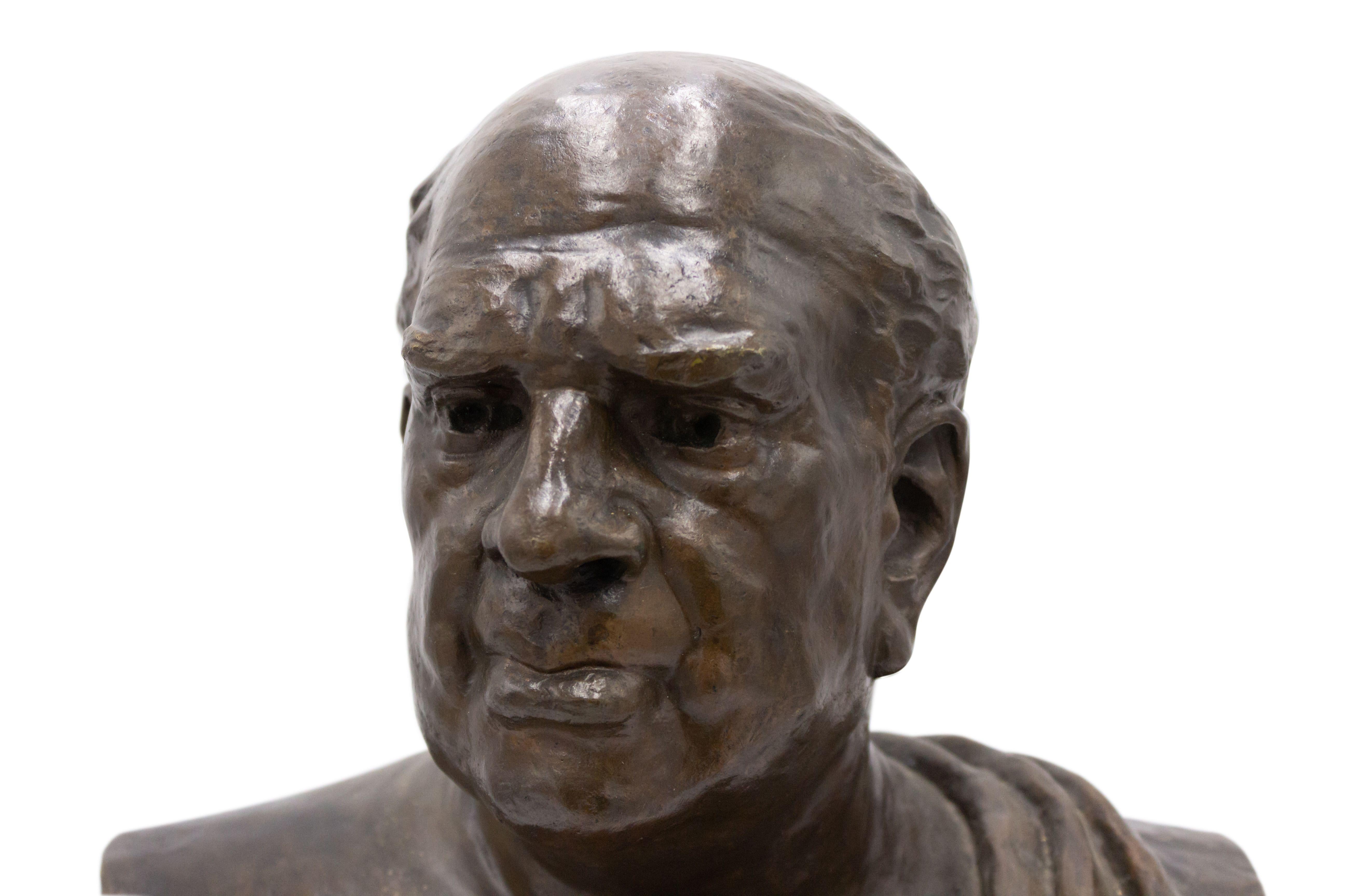 Busto in bronzo in stile neoclassico di uomo calvo in toga su base quadrata (sgnd: Buenos Aires 1911)