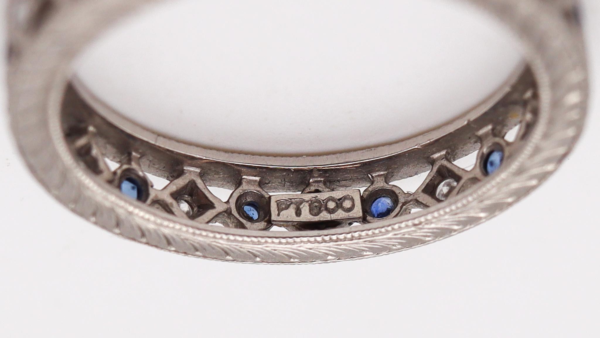 Neoklassischer Eternity-Ring aus Platin mit Diamanten und blauen Saphiren (Brillantschliff) im Angebot