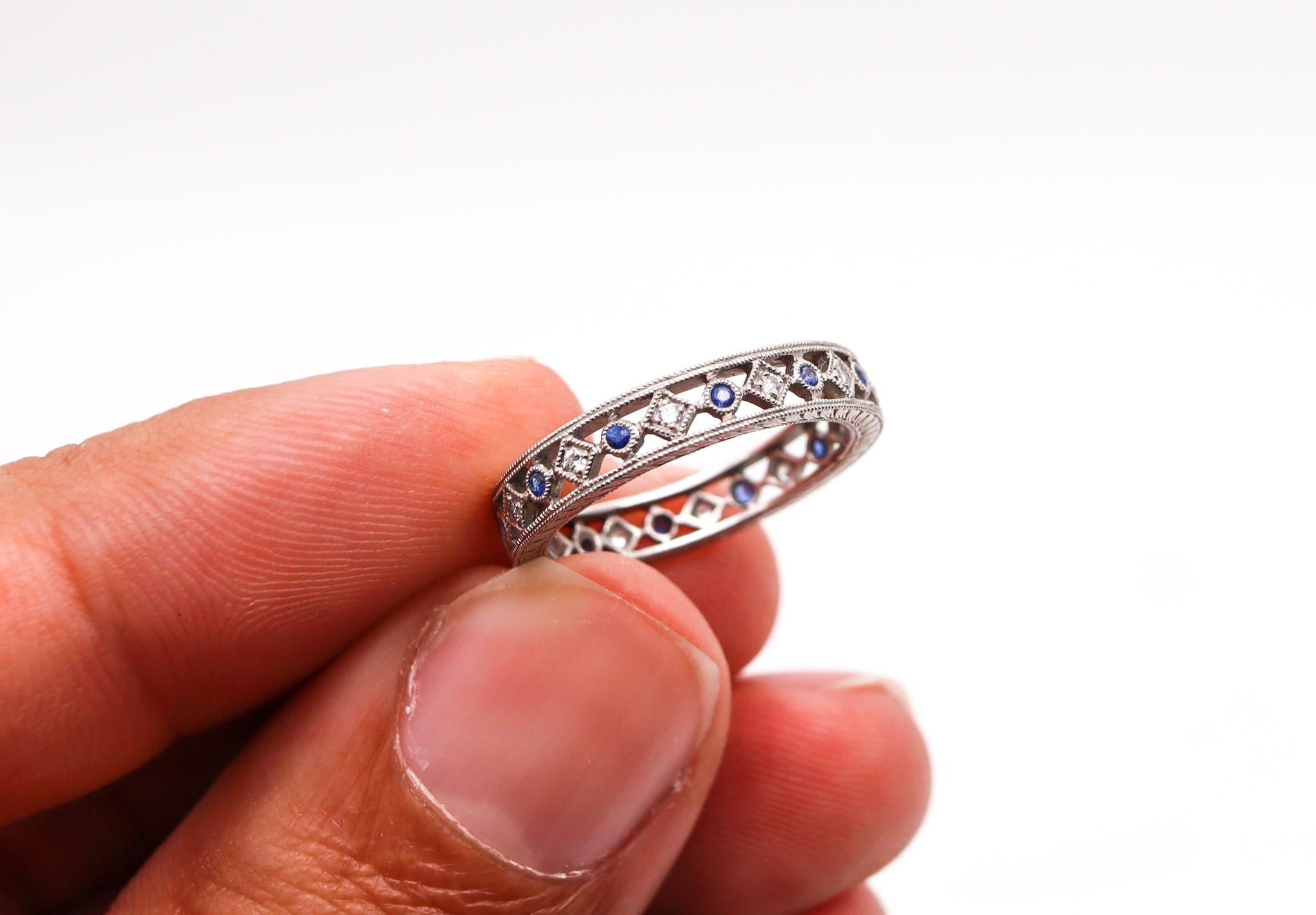 Neoklassischer Eternity-Ring aus Platin mit Diamanten und blauen Saphiren im Zustand „Hervorragend“ im Angebot in Miami, FL