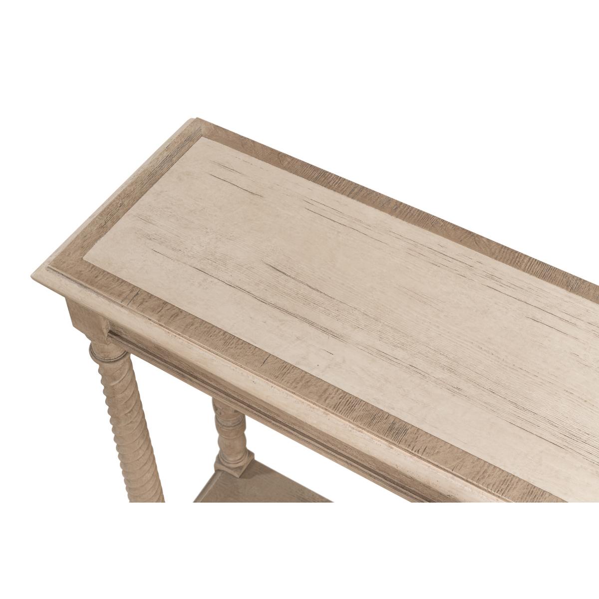 Table console néo-classique en pin avec notre finition gris grange, le plateau incrusté de losanges et de bandes croisées avec un bord mouluré au-dessus de six pieds fuselés sculptés en spirale sur une base de brancard d'étagère.

Dimensions : 80