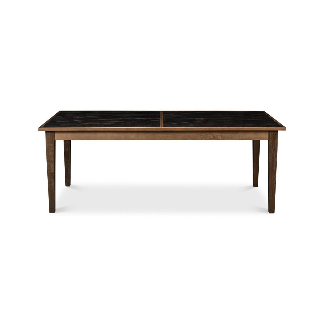 La table offre une combinaison frappante d'une base en bois chaleureux et d'un superbe plateau en porcelaine. Avec des dimensions commençant à 81 pouces de large par 41 pouces de profondeur et s'étendant jusqu'à 120 pouces de large, tout en se